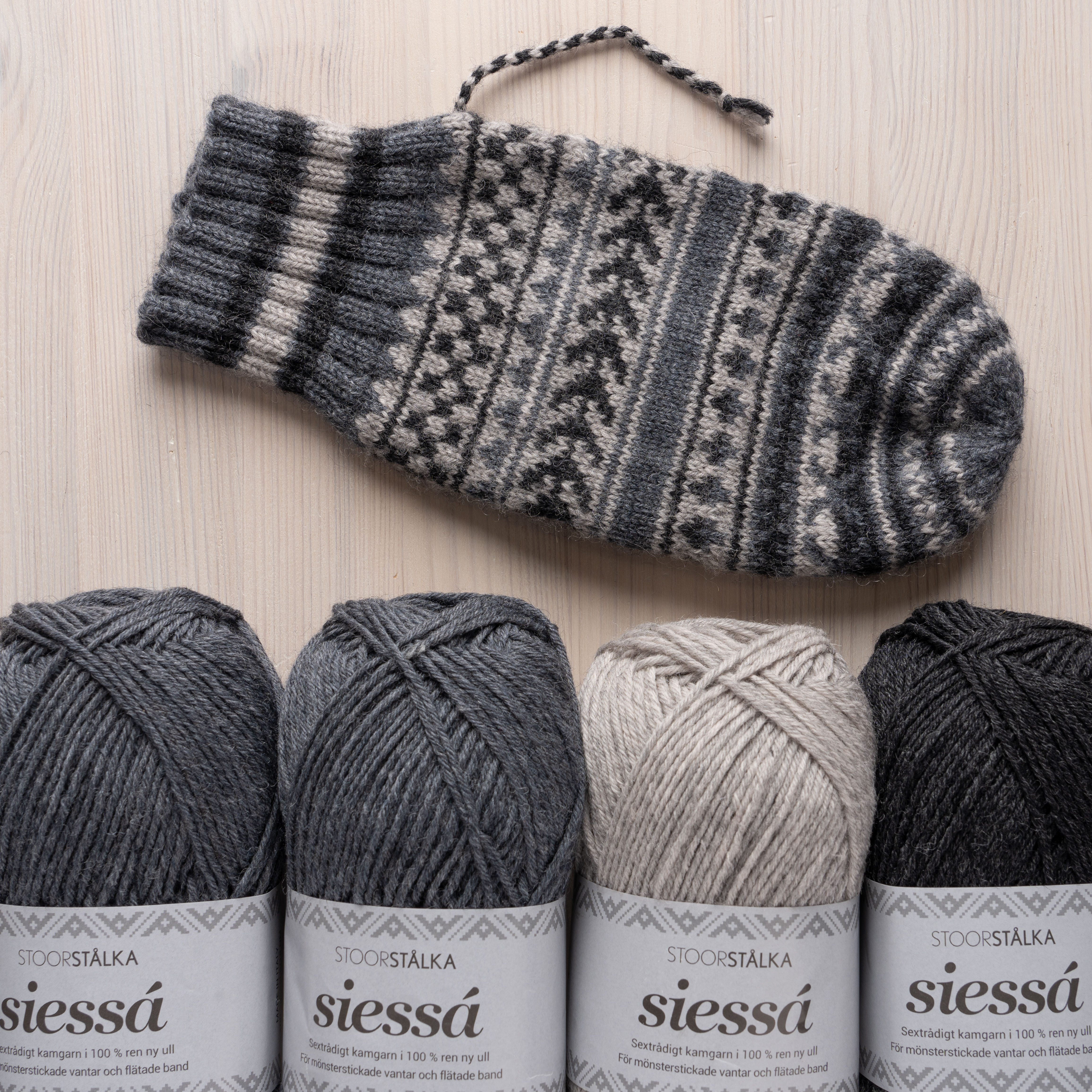 Knitting bundle mitten Grayscale Blue base Jukkasjärvi