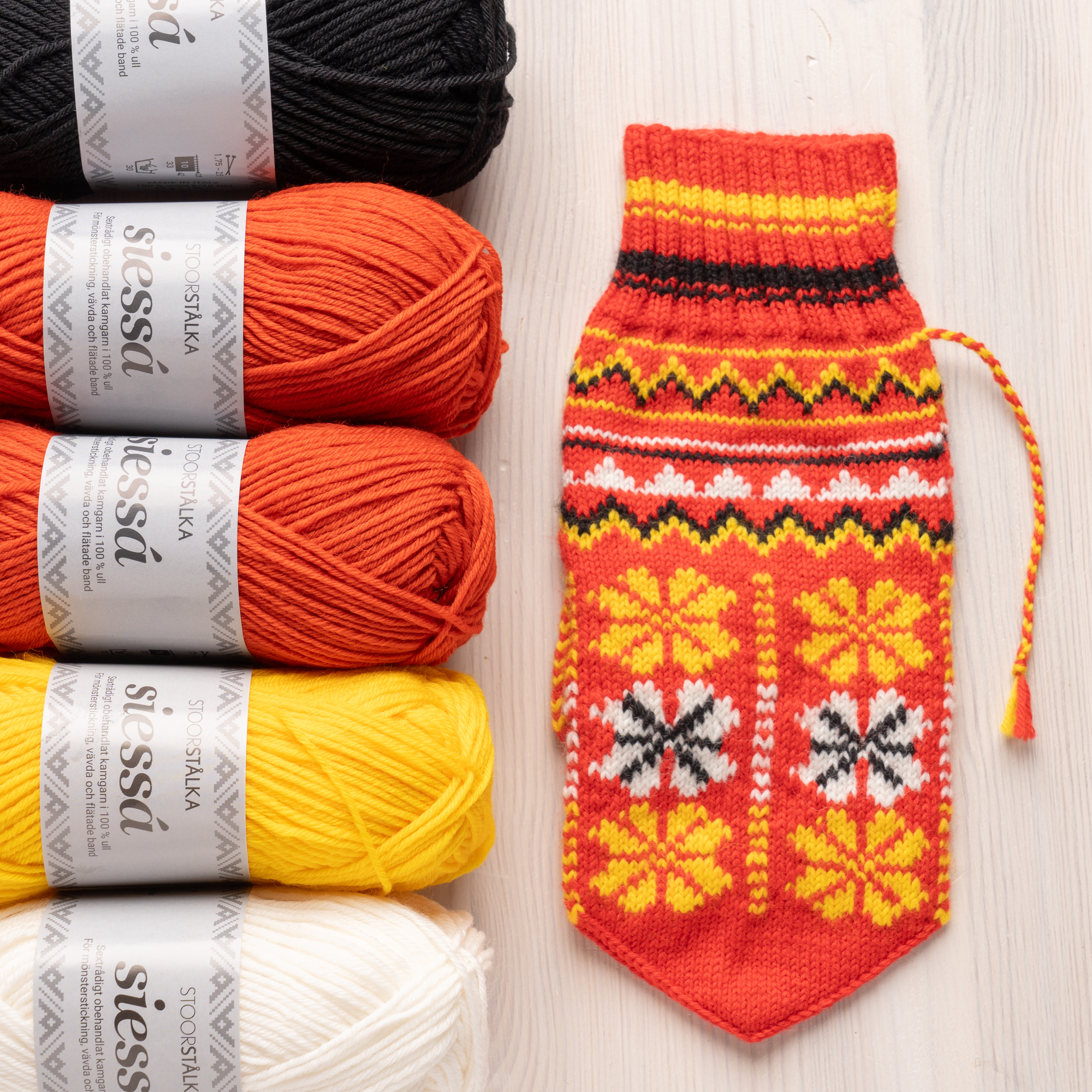 Knitting bundle mitten Gerdas blommor Jokkmokk