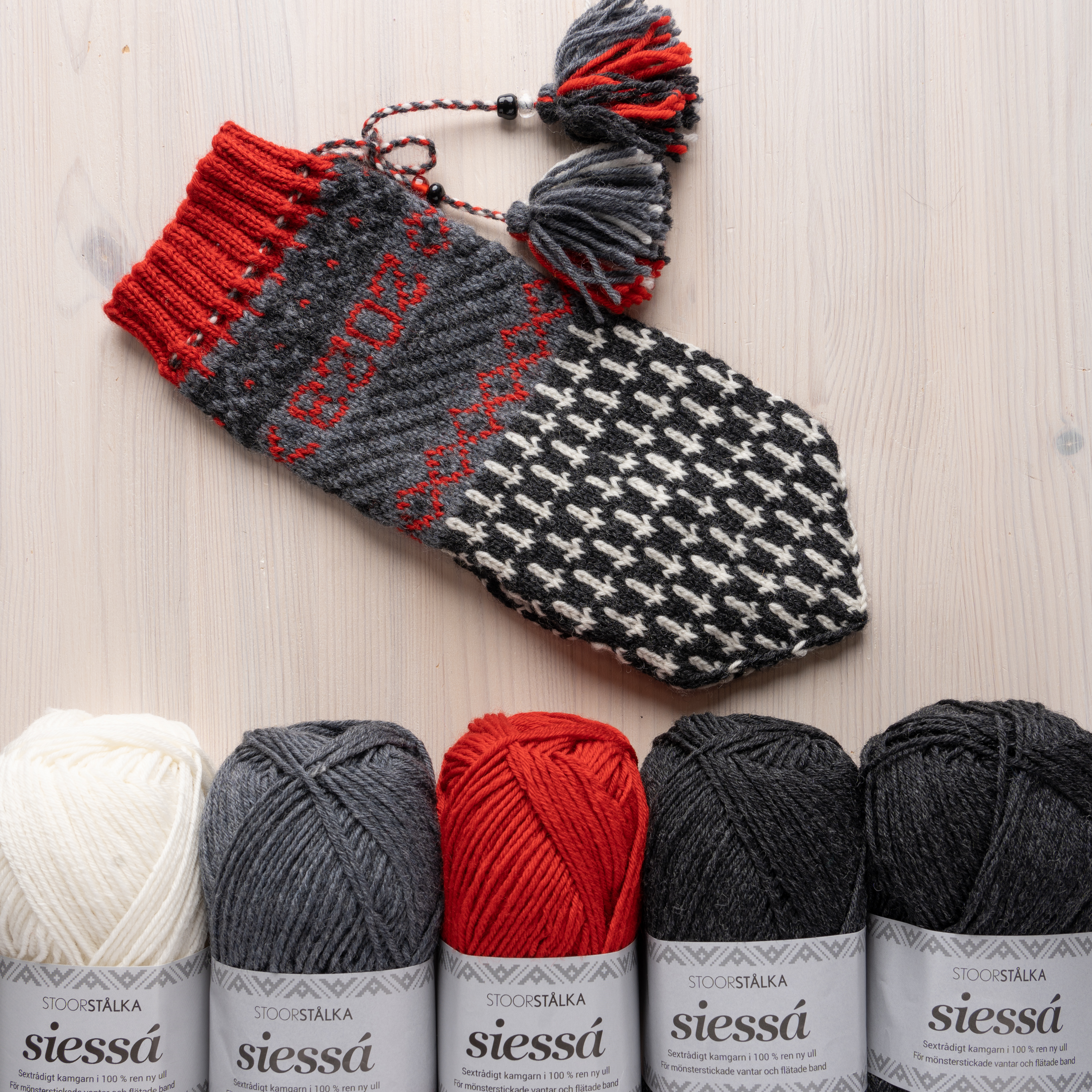 Strickset Fäustlinge Graustufen-rot Arjeplog 1