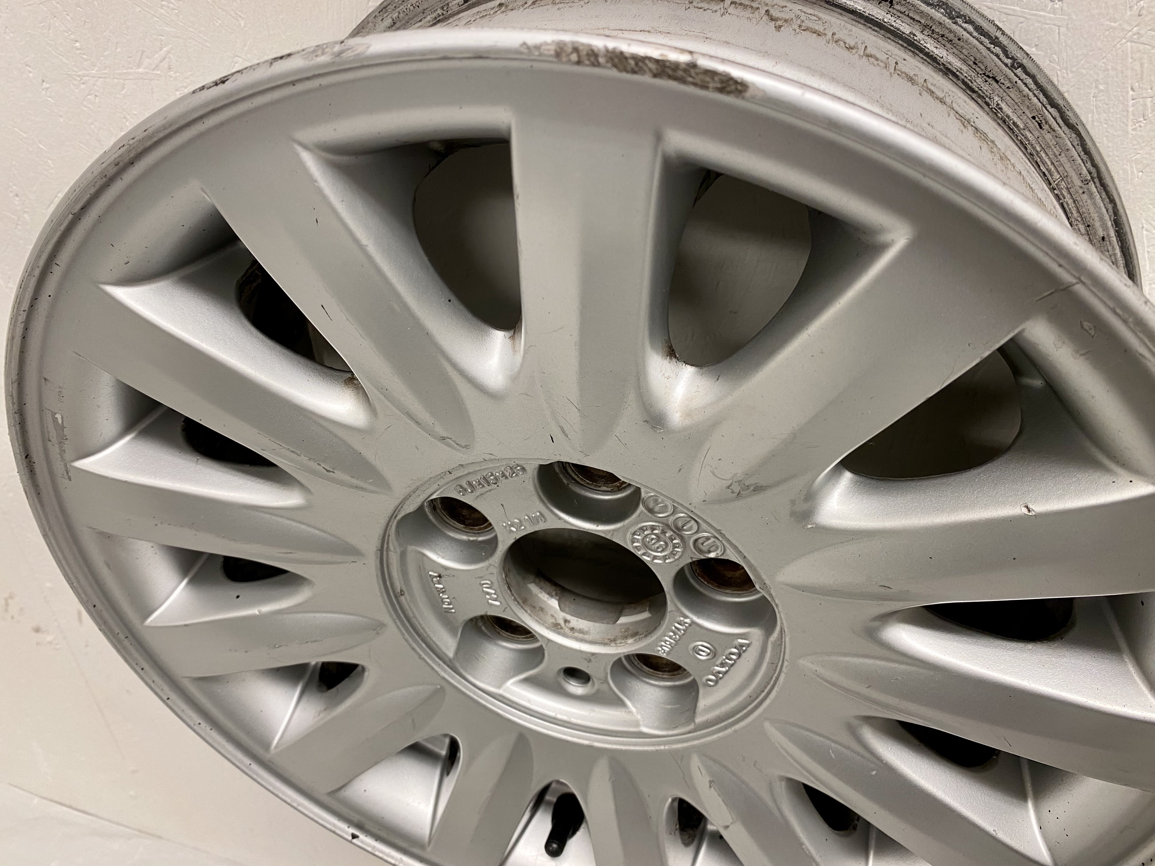 BEGAGNAT | 4 st | 15" VOLVO 940 1990-1998 9173603 ALUFÄLGAR | 5x108 6x15 ET25 65.1 - 5