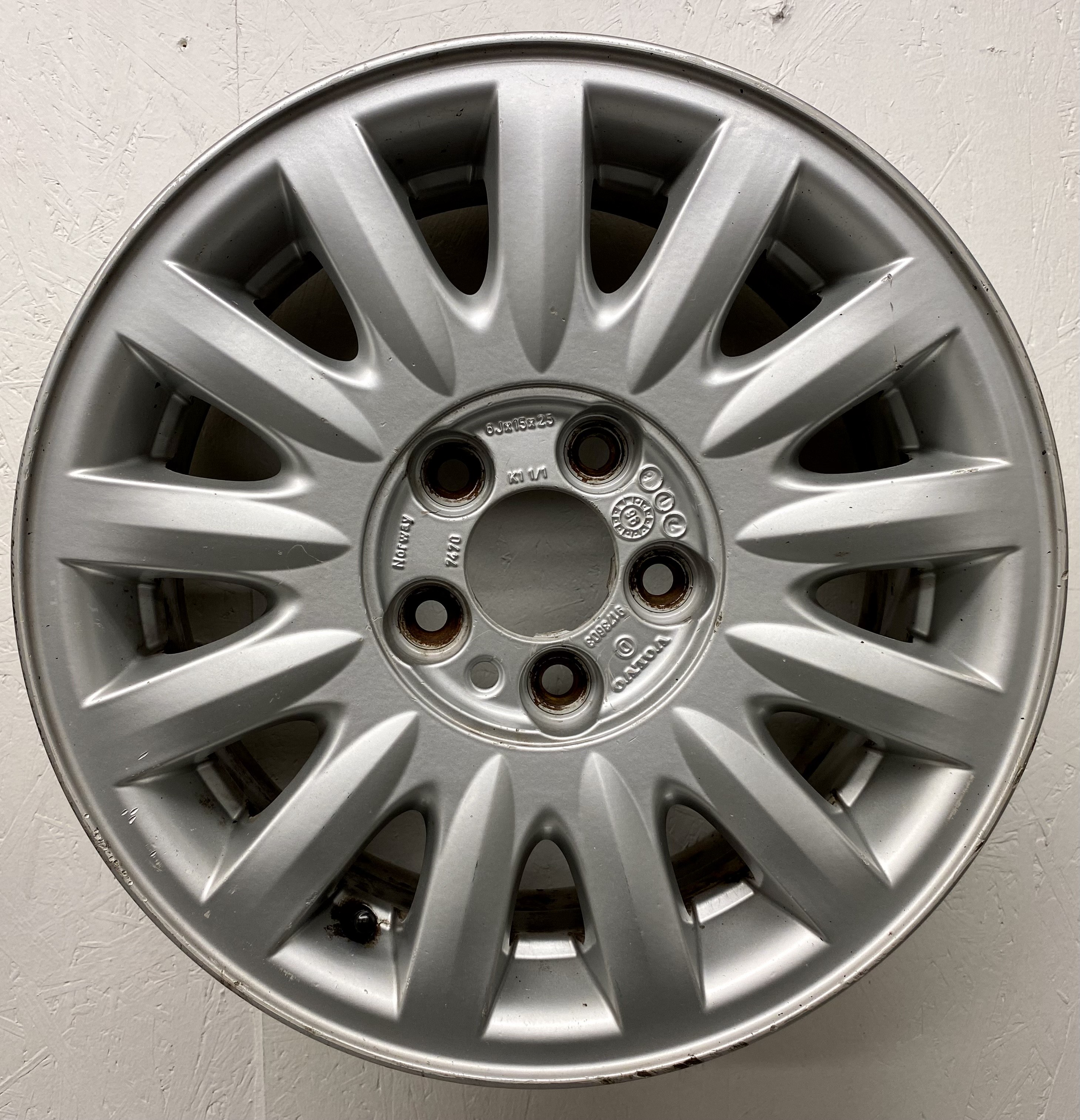 BEGAGNAT | 4 st | 15" VOLVO 940 1990-1998 9173603 ALUFÄLGAR | 5x108 6x15 ET25 65.1 - 6