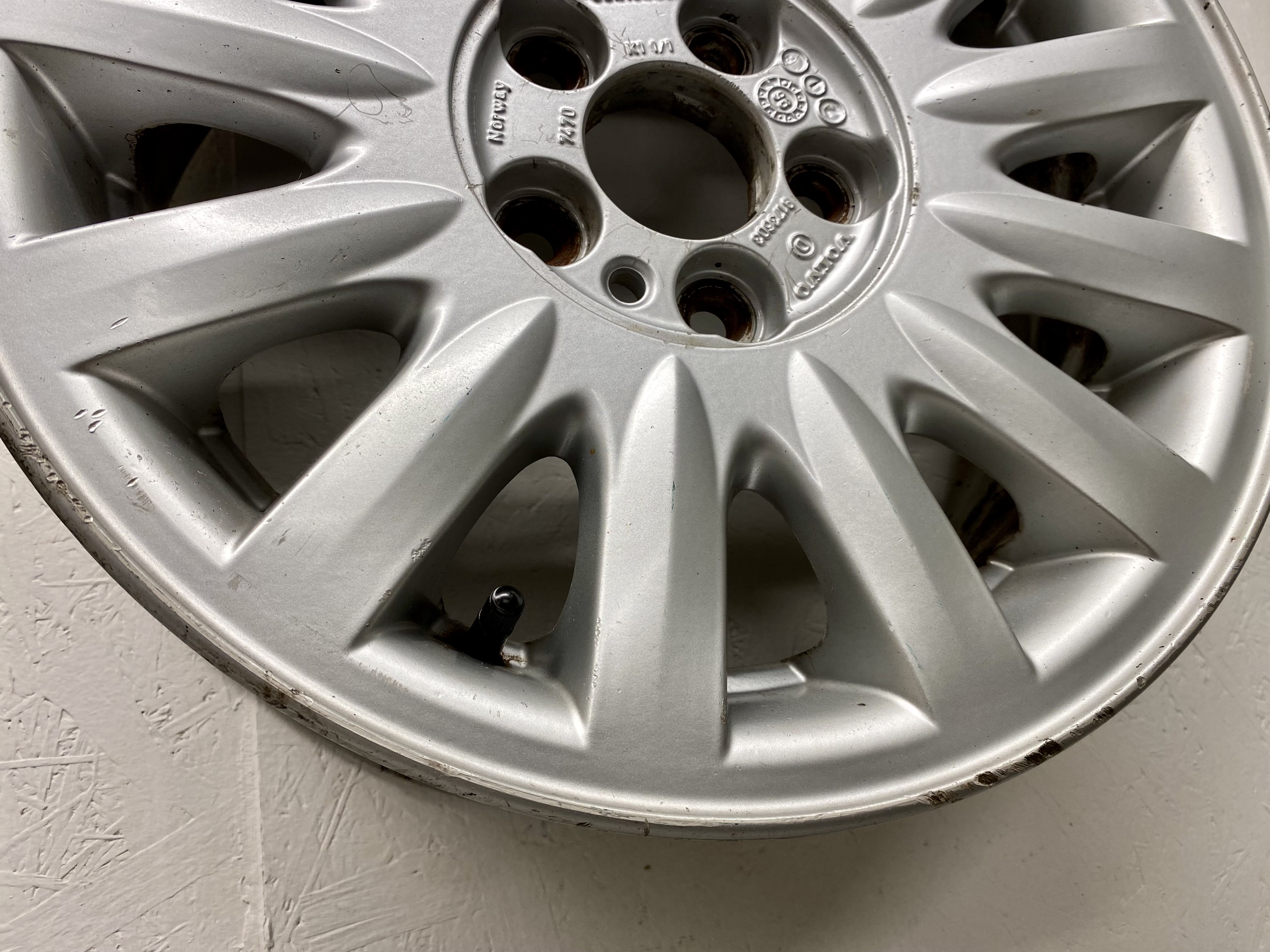 BEGAGNAT | 4 st | 15" VOLVO 940 1990-1998 9173603 ALUFÄLGAR | 5x108 6x15 ET25 65.1 - 7