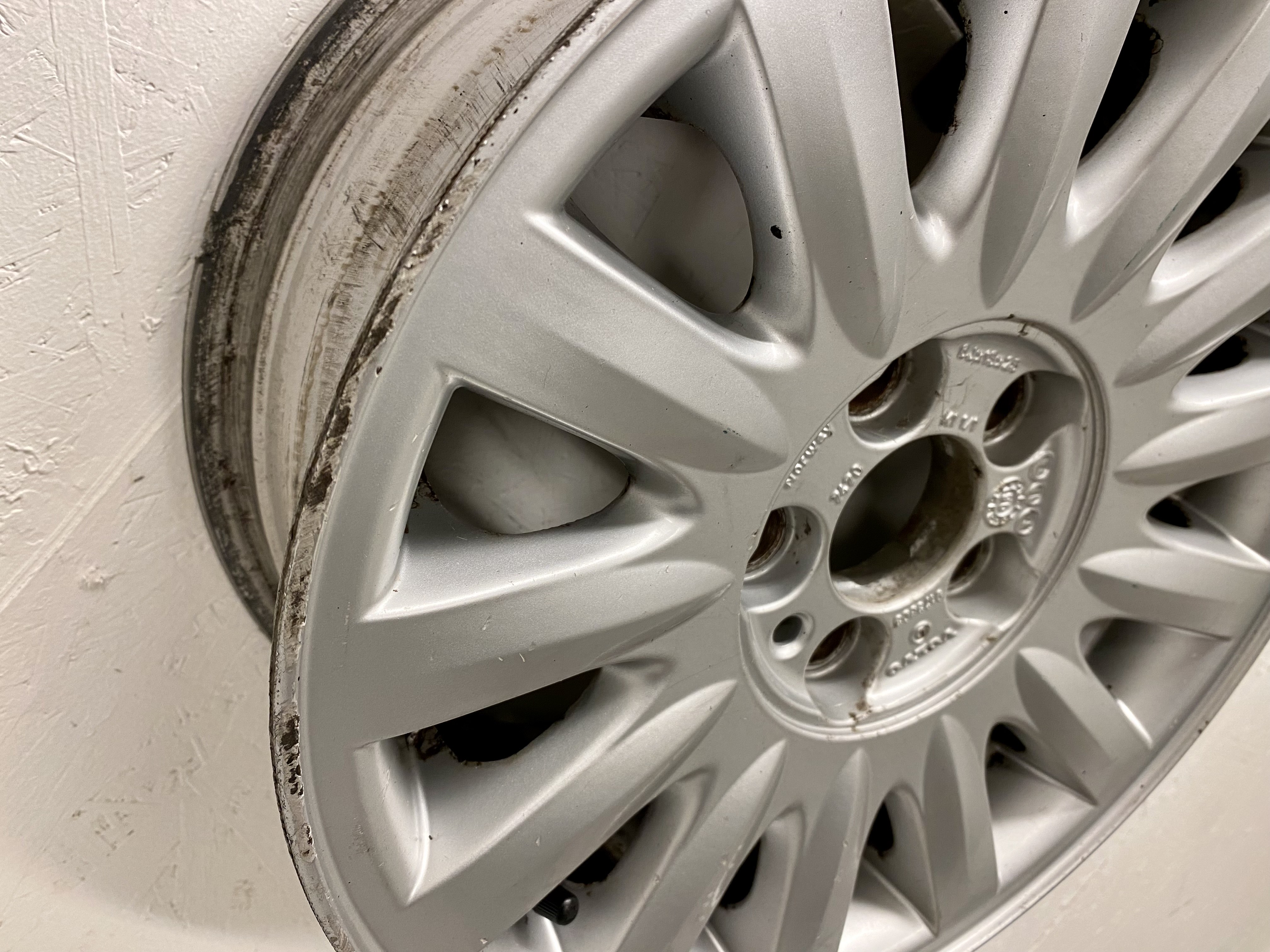 BEGAGNAT | 4 st | 15" VOLVO 940 1990-1998 9173603 ALUFÄLGAR | 5x108 6x15 ET25 65.1 - 3