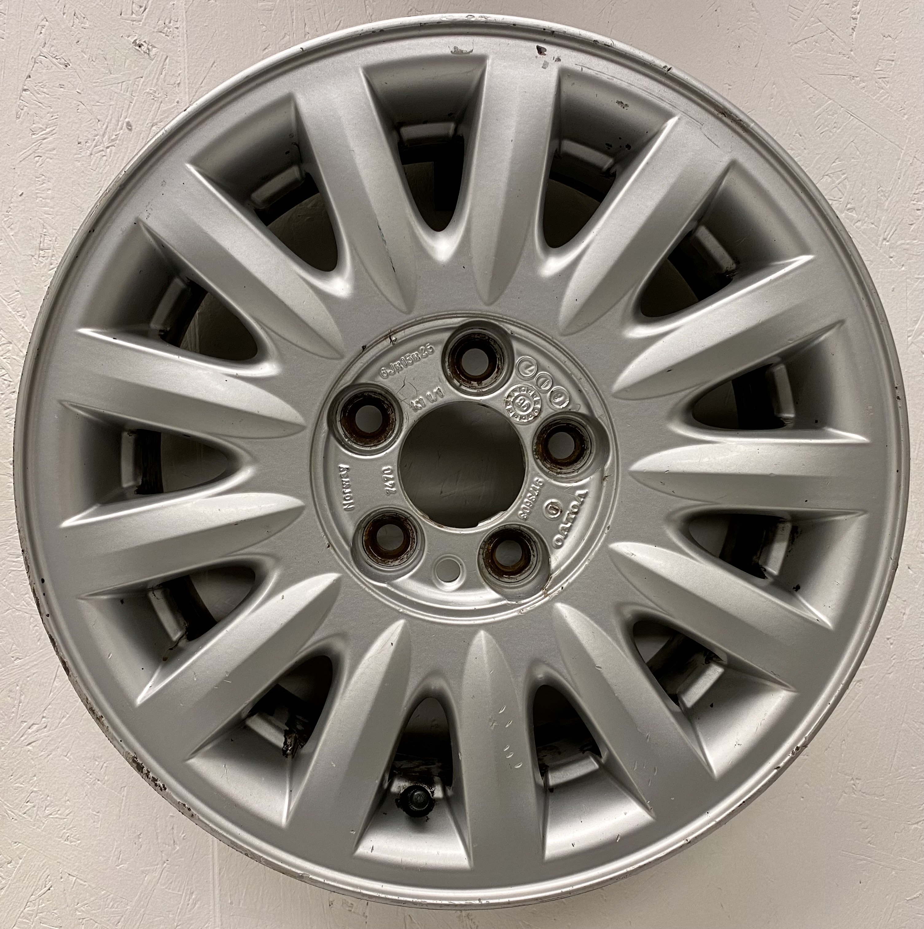 BEGAGNAT | 4 st | 15" VOLVO 940 1990-1998 9173603 ALUFÄLGAR | 5x108 6x15 ET25 65.1 - 2
