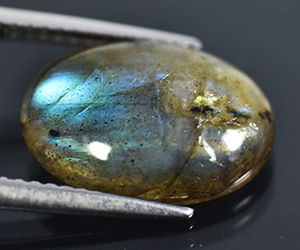Gema suelta de labradorita natural ovalada de 4,02 ct (14 x 10 mm) con un impresionante juego de colores. - 2