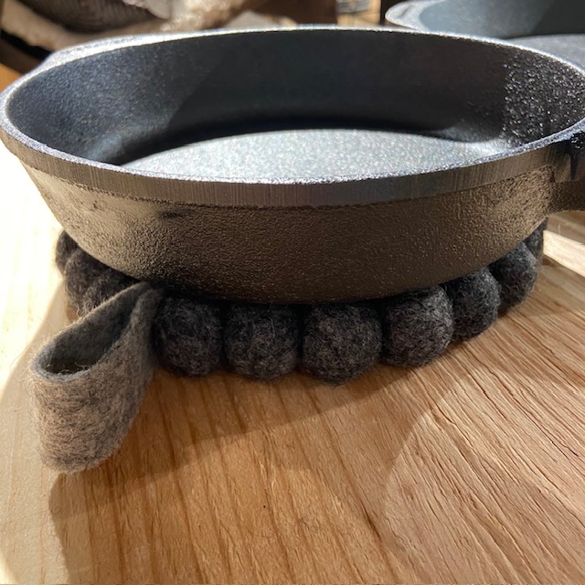 Wooldesign Krans eller Grytunderlägg av ullbollar i ring  i 2-pack - 2
