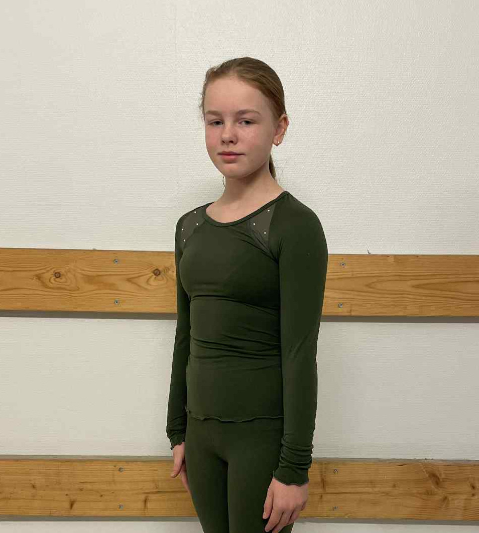 Långärmad skogsgrön topp från Bolero med meshinfällningar och kristaller