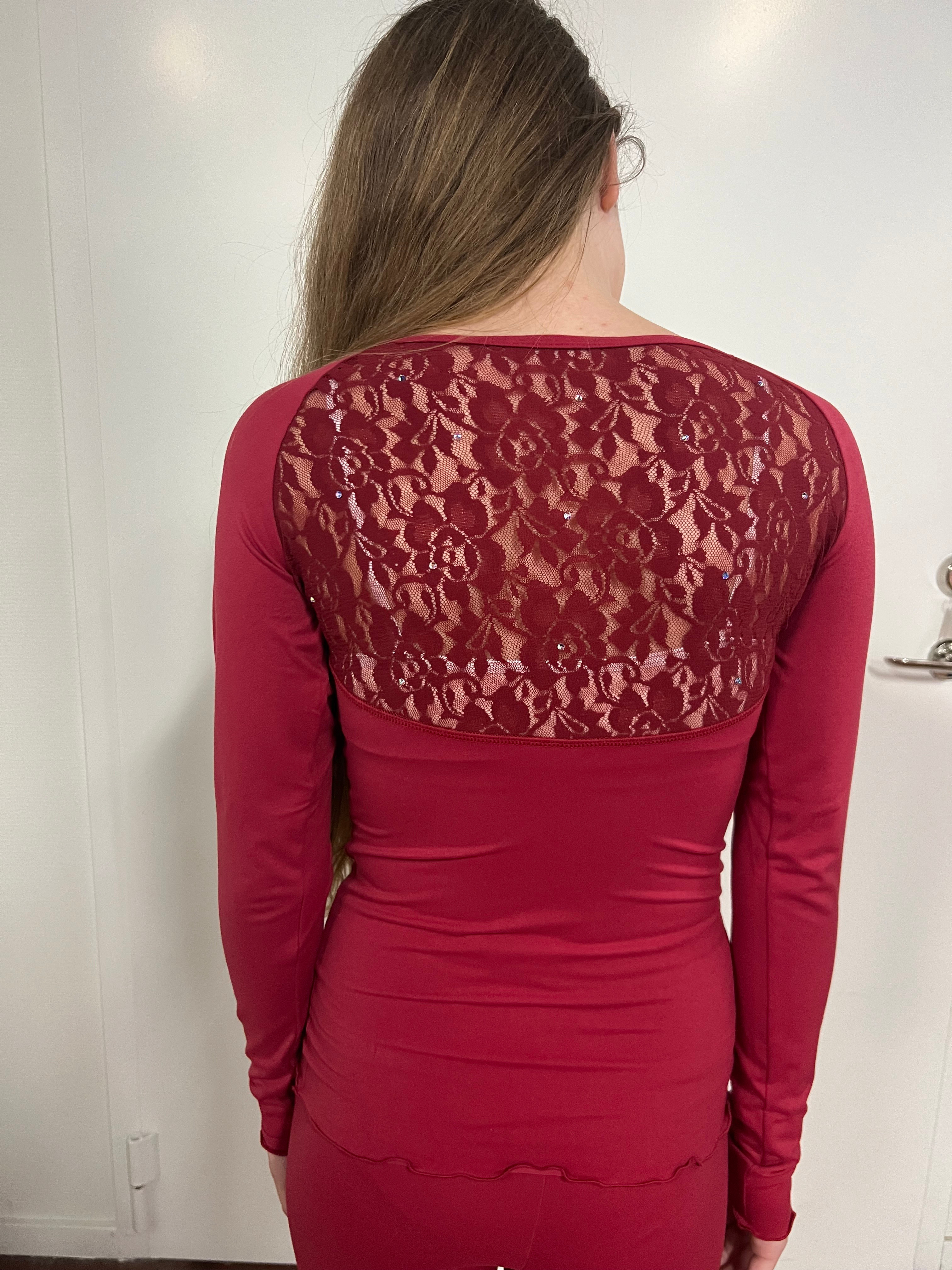 Långärmad mörkröd topp från Bolero med spetsinfällningar och kristaller - 2