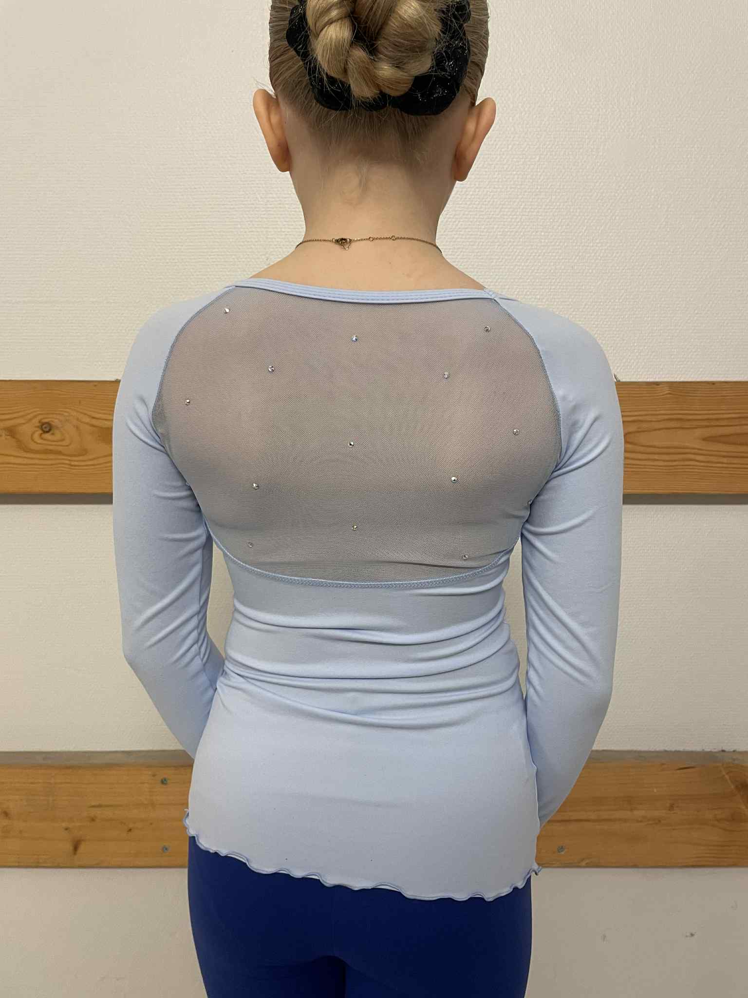 Långärmad ljusblå topp från Bolero med meshinfällningar och kristaller