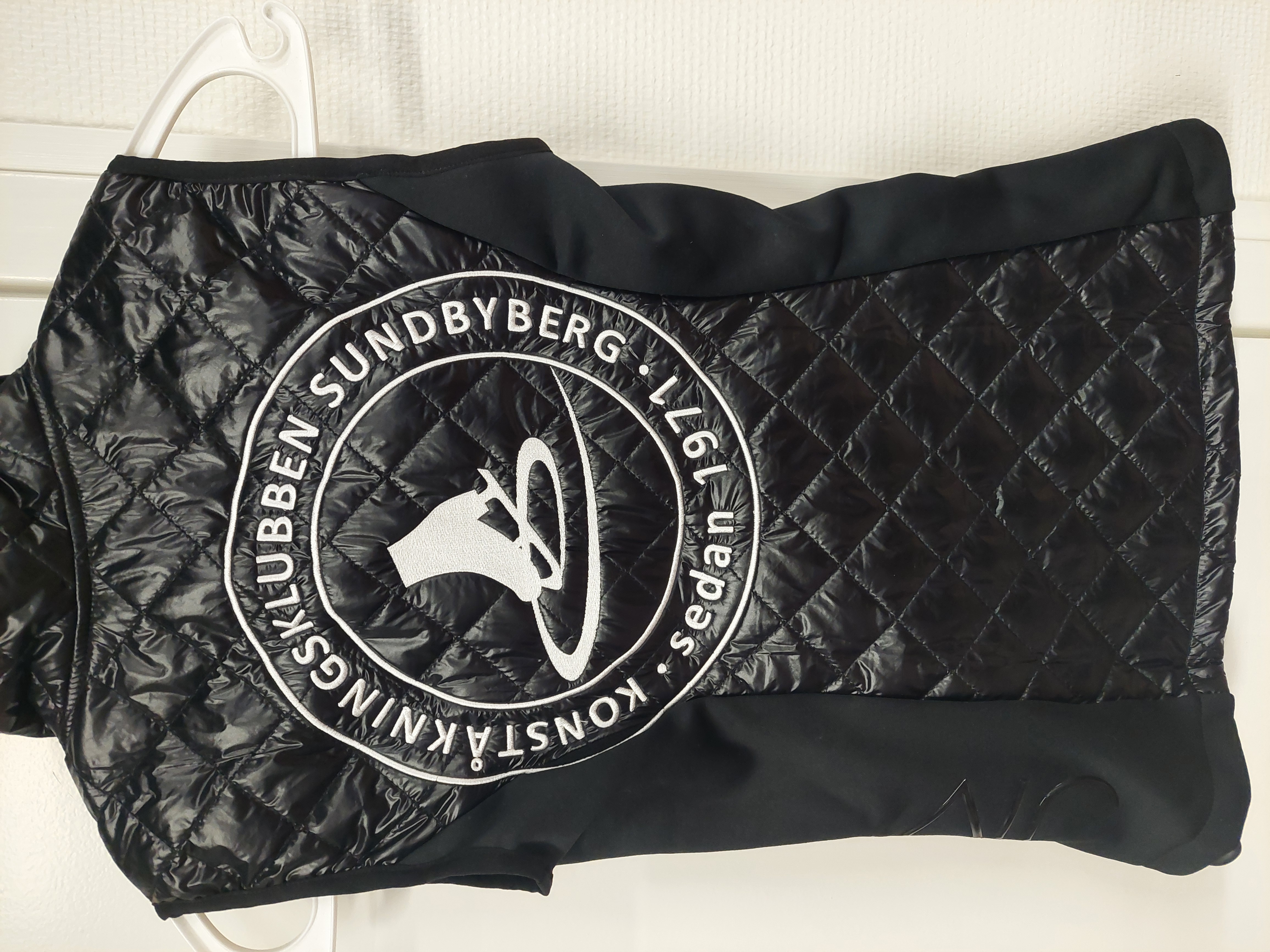 Svart klubbväst Konståkningsklubben Sundbyberg