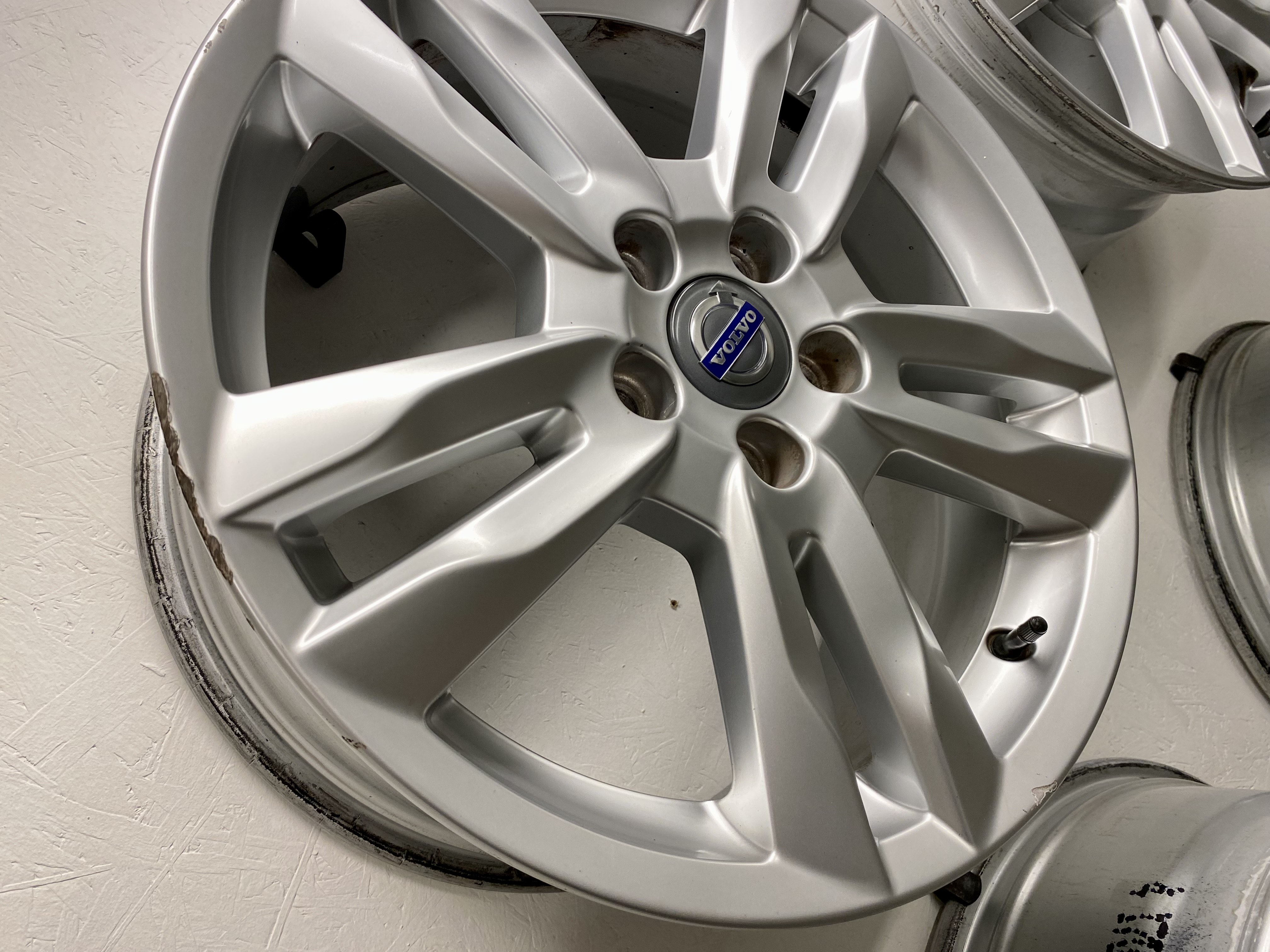 BEGAGNAT | 4 st | 17" VOLVO NJORD S60 V60 S80 V70 V40 S40 V50 C30 C70 31200603 ALUFÄLGAR | 5x108 8x17 ET55 63.4 - 5