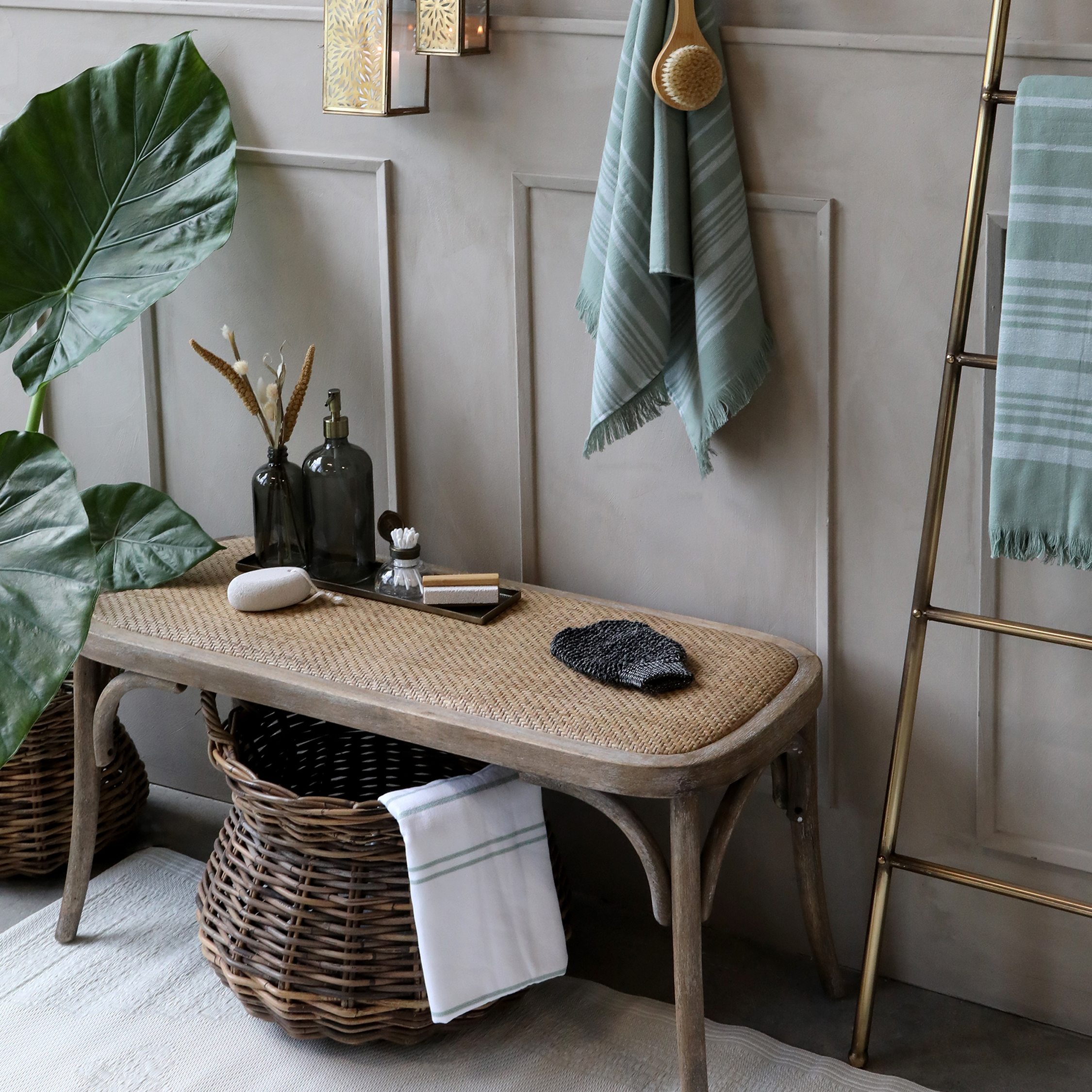Rottingbänk i fransk stil från Chic Antique