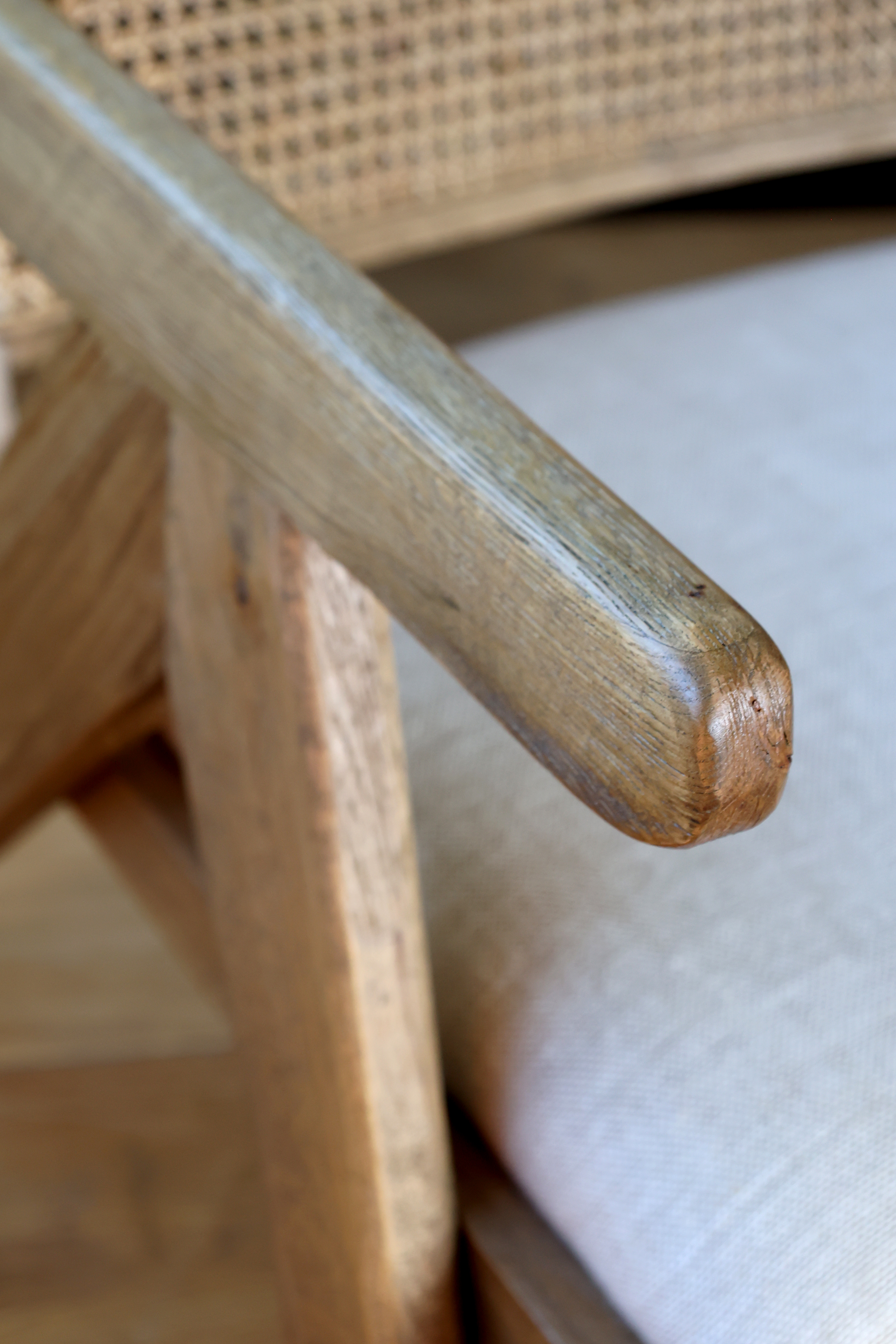 Loungefåtölj med rottingrygg i fransk vintagestil, från Chic Antique