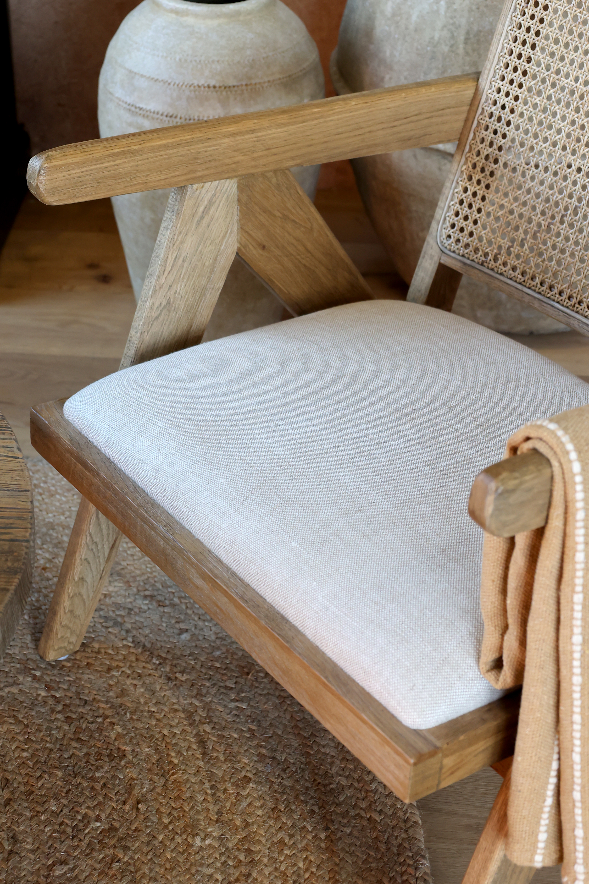 Loungefåtölj med rottingrygg i fransk vintagestil, från Chic Antique