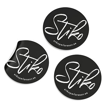 Ett klistermärke i slitstark vinyl. Diameter: 10 cm.