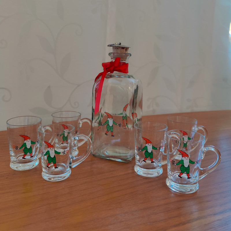 Karaff  & Glas med tomtedekor