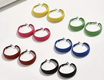 Runda örhängen i metall, diameter 3,7 cm. Välj färg