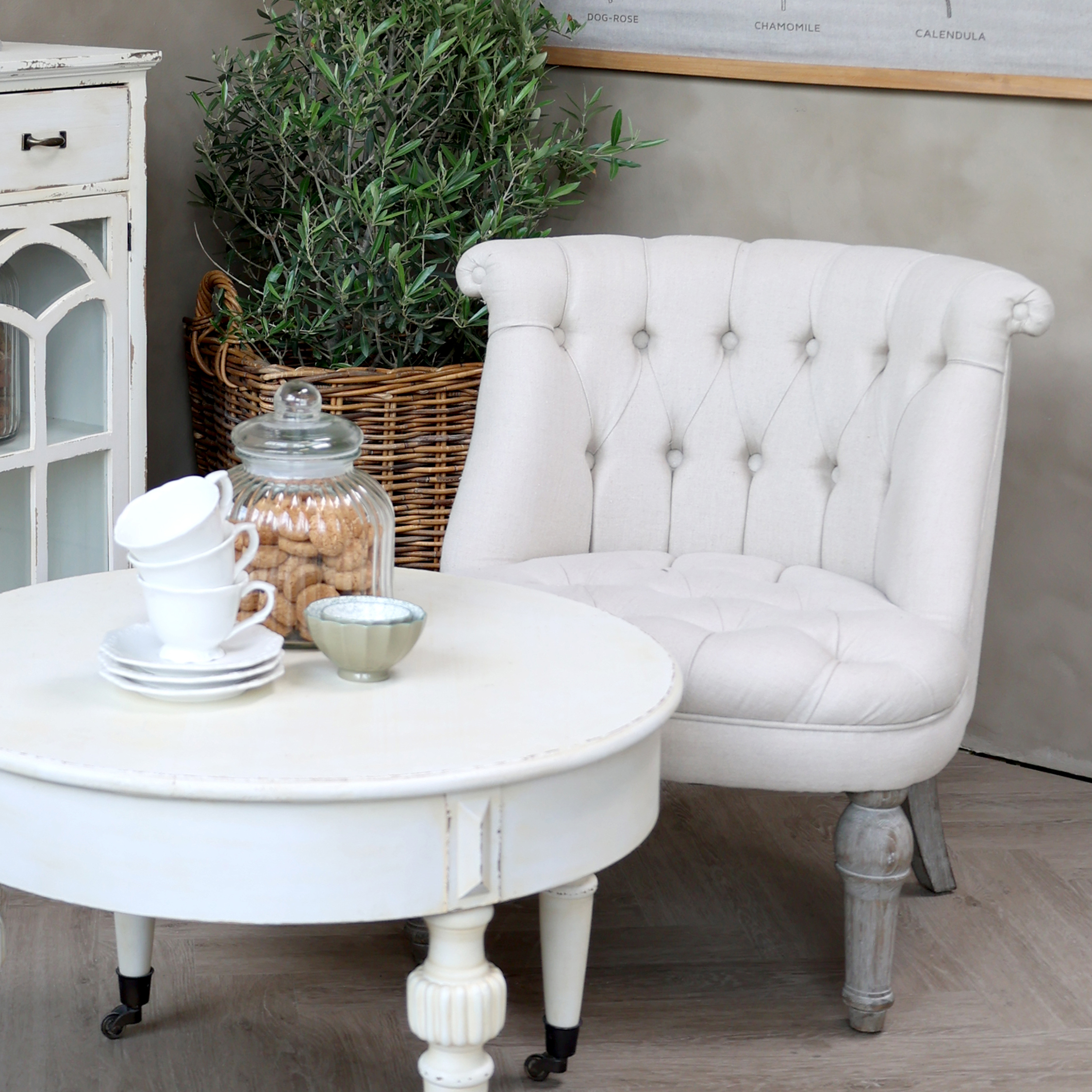 Fåtölj i fransk stil, klädd i linne, från Chic Antique