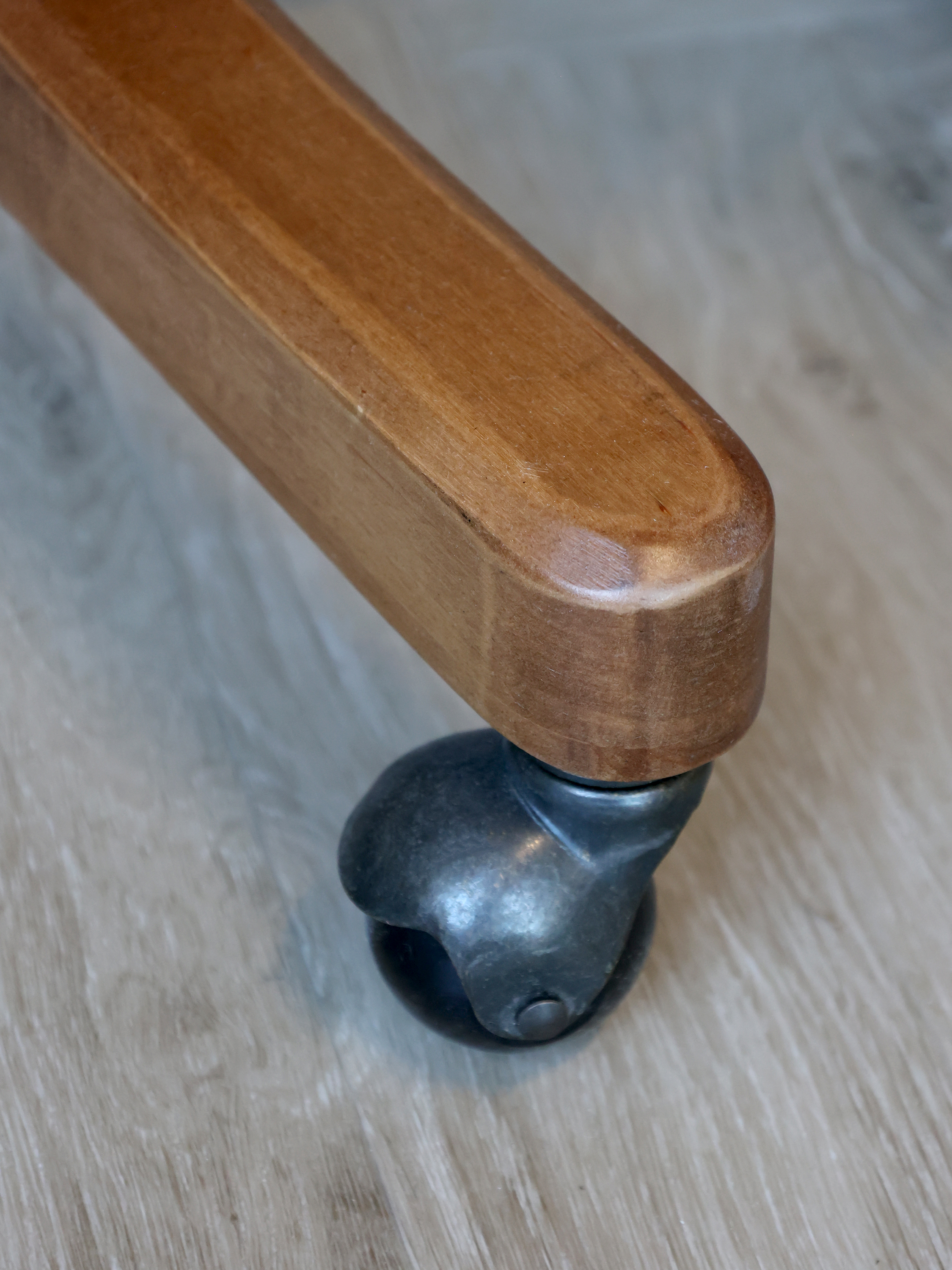 Naturfärgad snurrstol i fransk stil, från Chic Antique