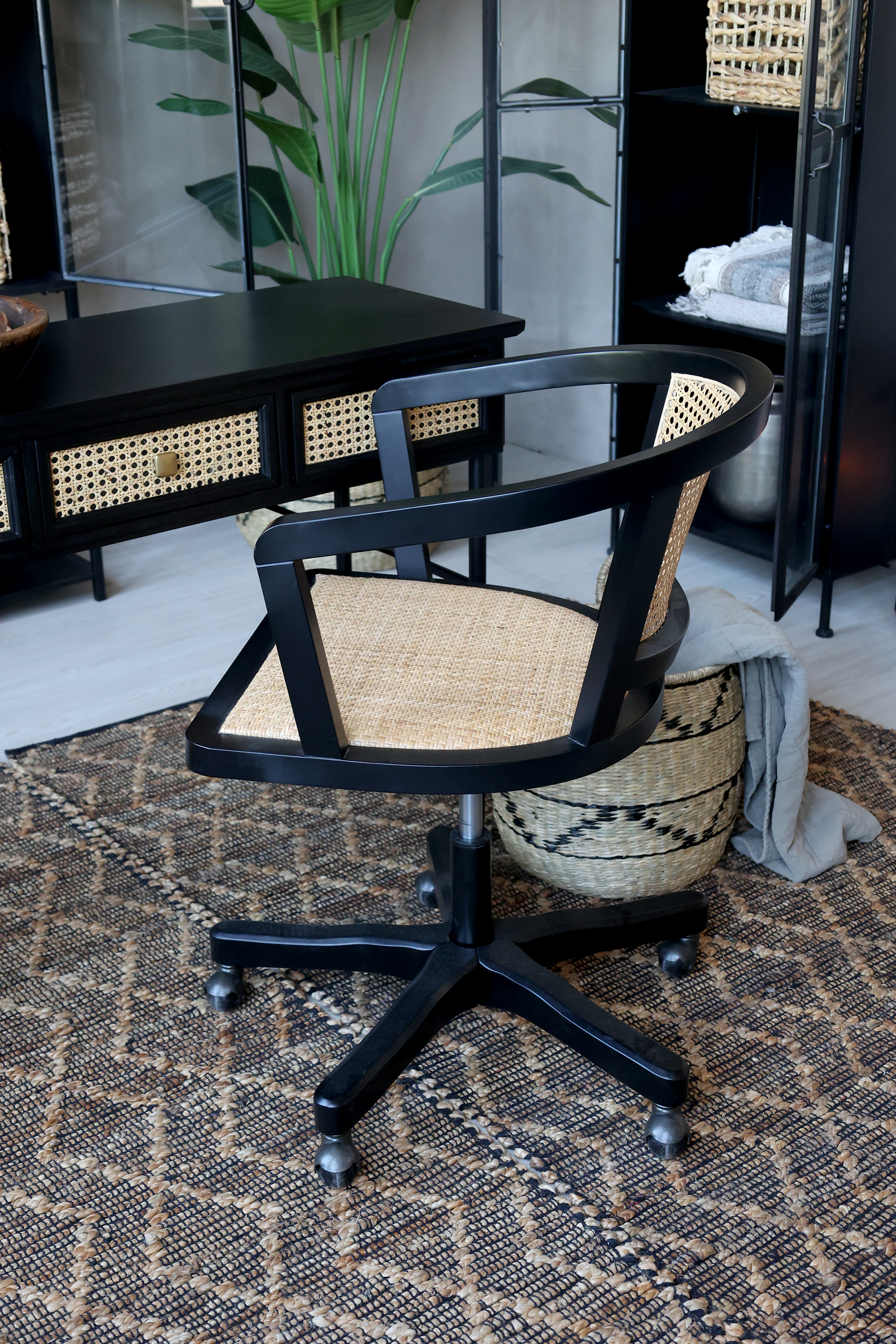 Svart snurrstol i fransk stil, från Chic Antique