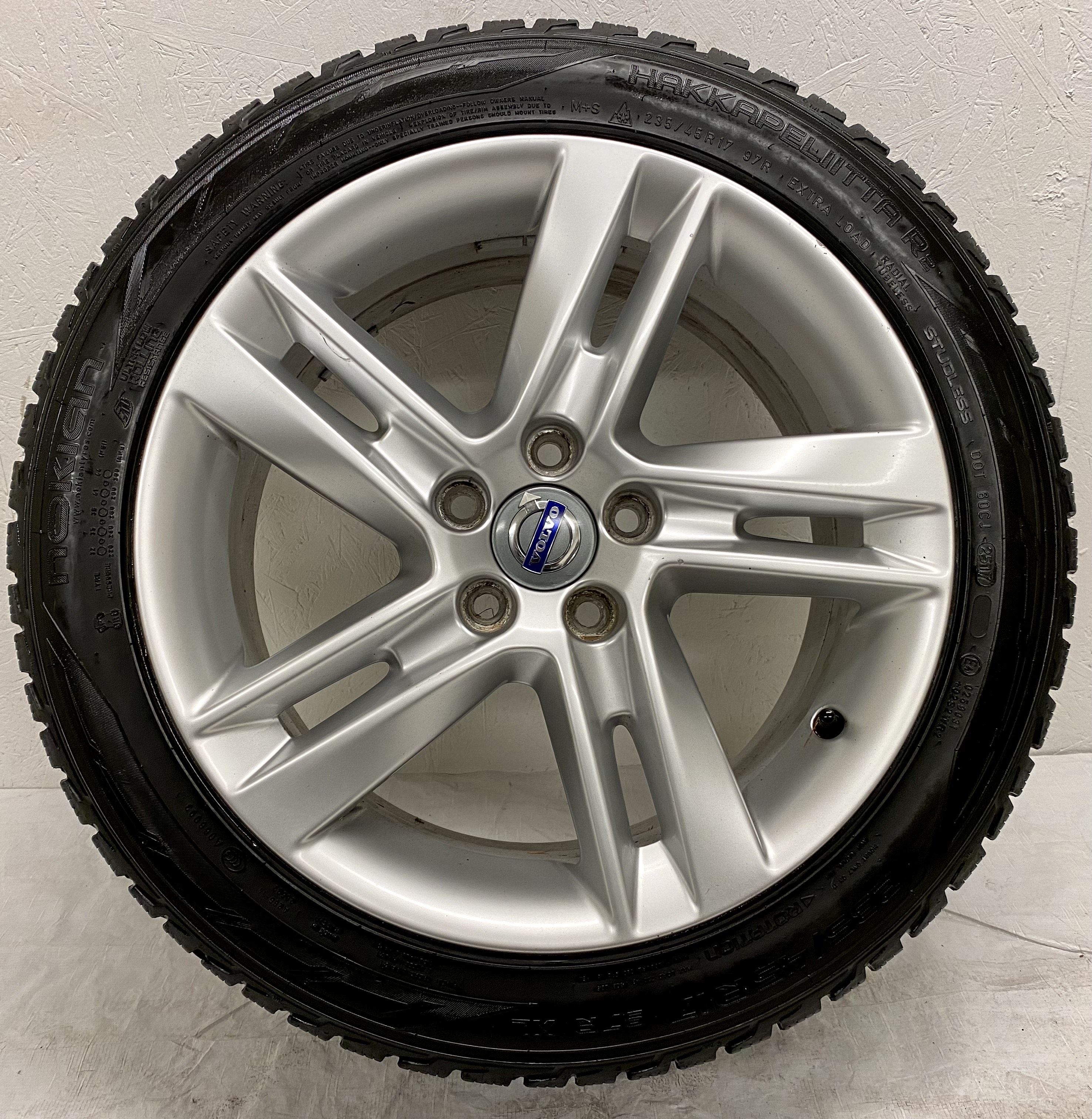 Kompletta Vinterhjul Friktion 4st | 17" VOLVO Sadia S60 V60 5x108 8x17 ET55 63.4 | 235/45 R17 97R Nokian Hakkapeliitta R2 | V25-2017 | 4|4|4|4 mm - OBS Däck behöver bytas - 6