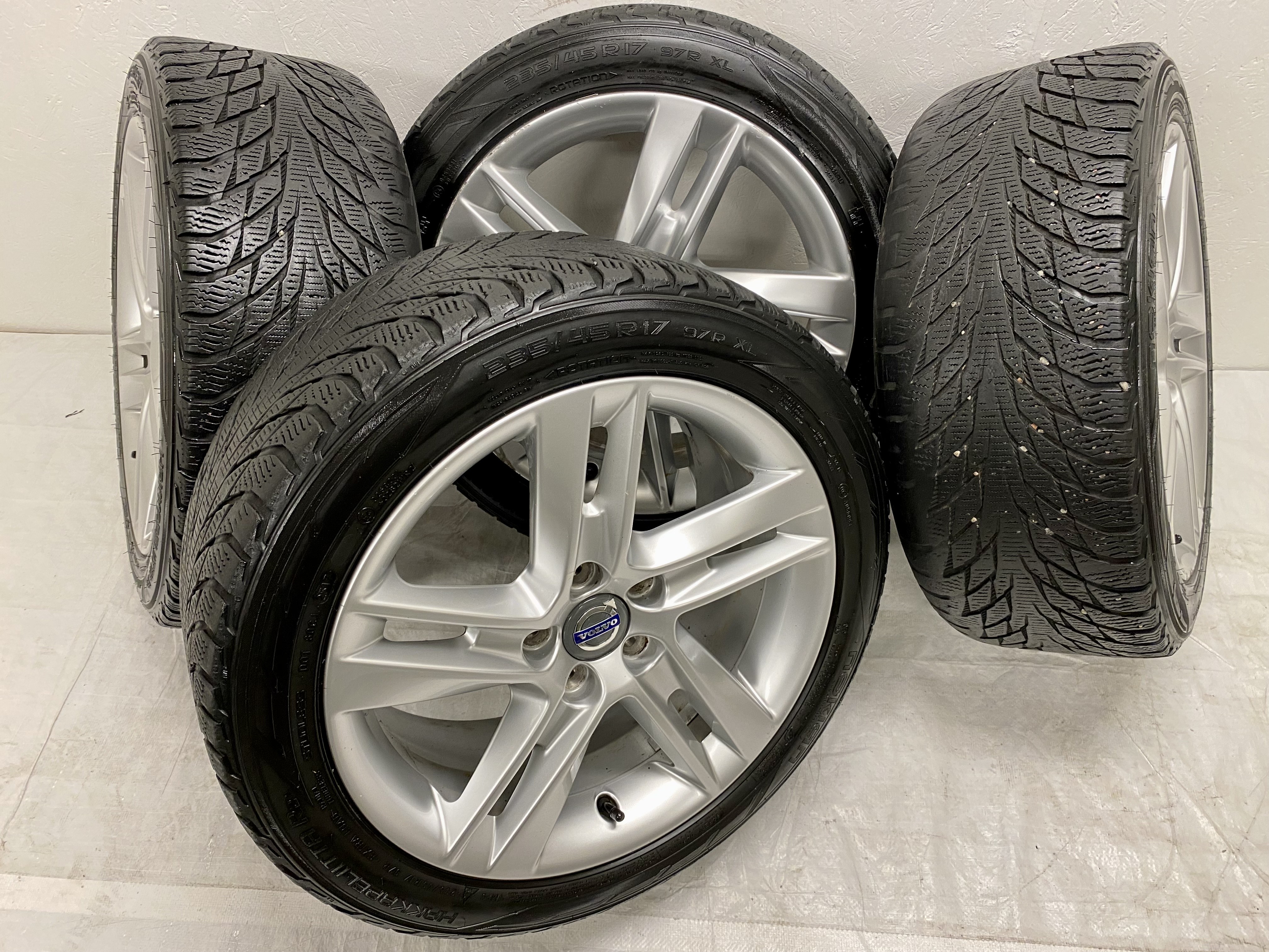 Kompletta Vinterhjul Friktion 4st | 17" VOLVO Sadia S60 V60 5x108 8x17 ET55 63.4 | 235/45 R17 97R Nokian Hakkapeliitta R2 | V25-2017 | 4|4|4|4 mm - OBS Däck behöver bytas