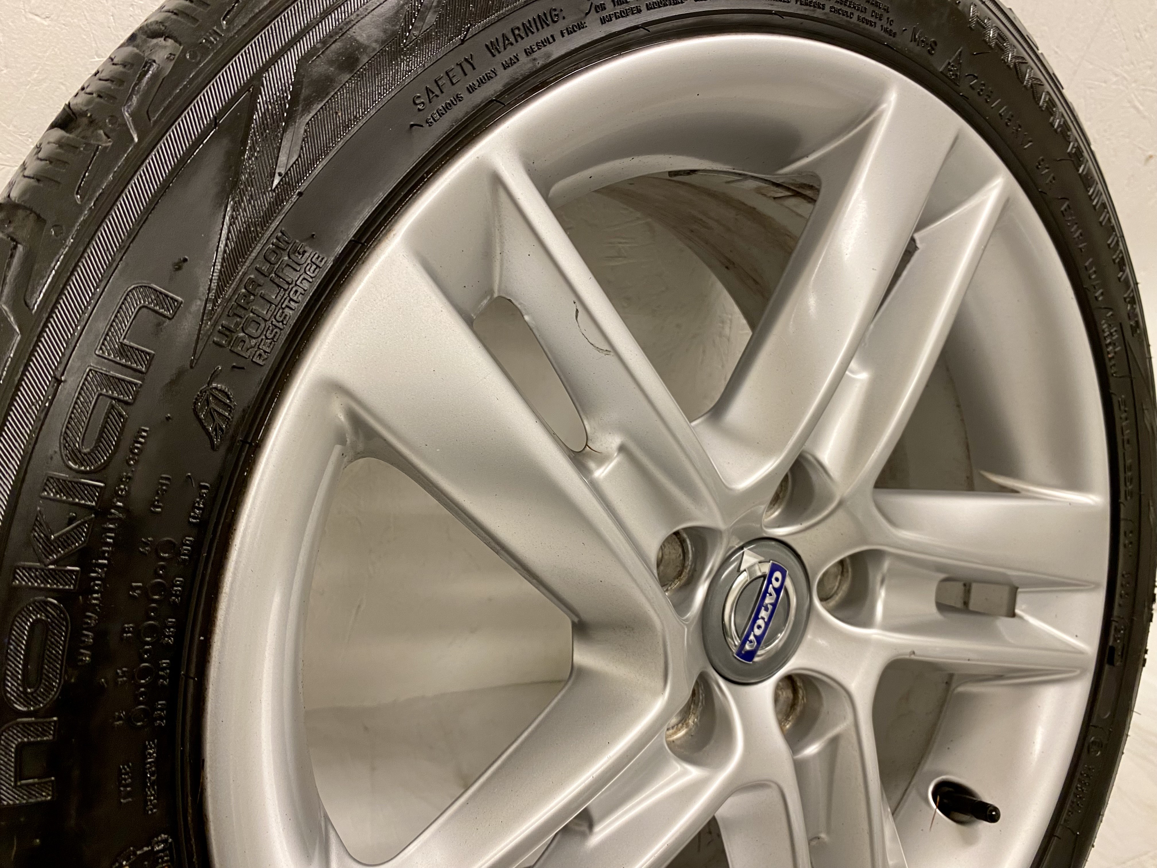 Kompletta Vinterhjul Friktion 4st | 17" VOLVO Sadia S60 V60 5x108 8x17 ET55 63.4 | 235/45 R17 97R Nokian Hakkapeliitta R2 | V25-2017 | 4|4|4|4 mm - OBS Däck behöver bytas - 7