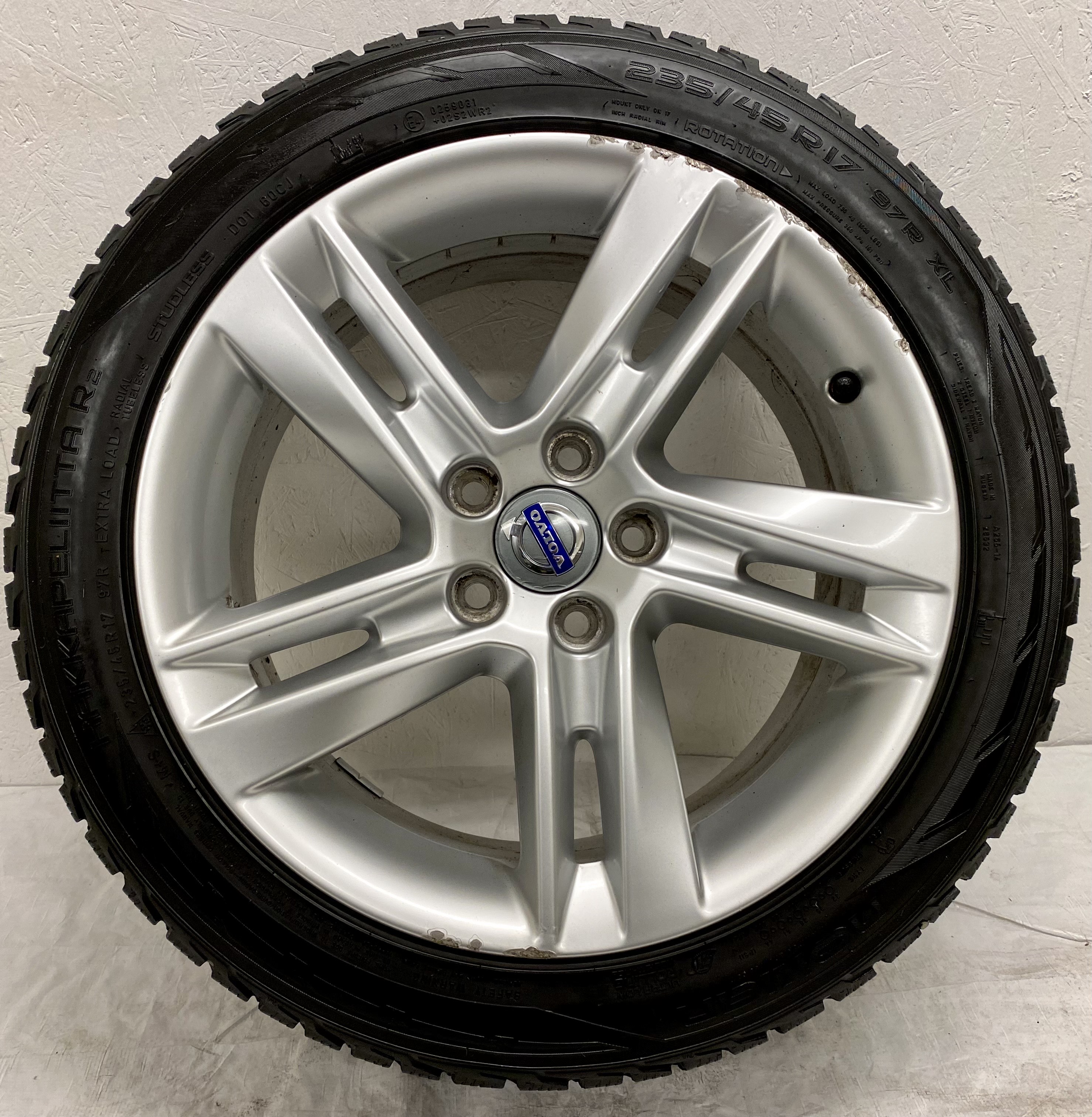 Kompletta Vinterhjul Friktion 4st | 17" VOLVO Sadia S60 V60 5x108 8x17 ET55 63.4 | 235/45 R17 97R Nokian Hakkapeliitta R2 | V25-2017 | 4|4|4|4 mm - OBS Däck behöver bytas - 9
