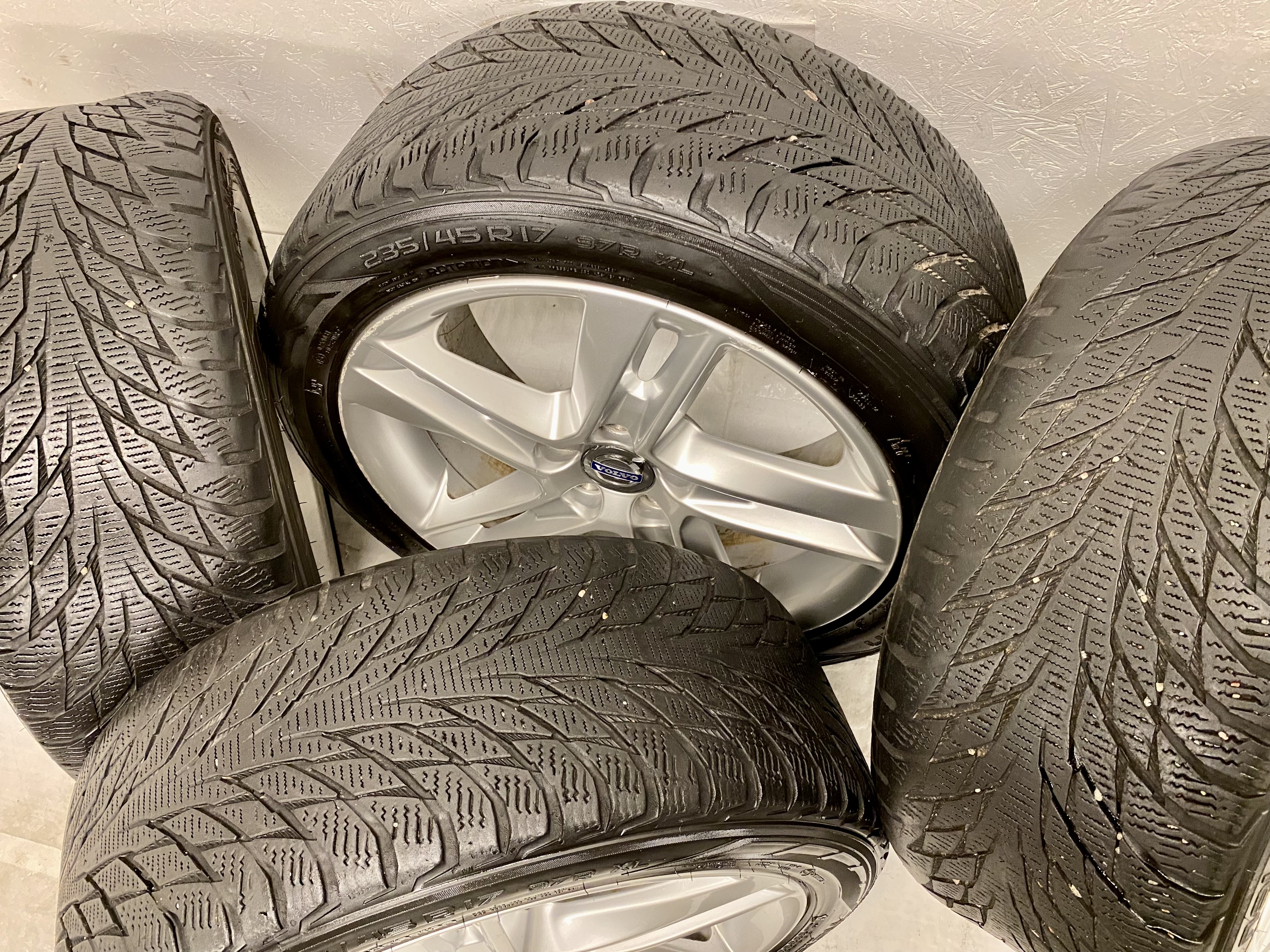 Kompletta Vinterhjul Friktion 4st | 17" VOLVO Sadia S60 V60 5x108 8x17 ET55 63.4 | 235/45 R17 97R Nokian Hakkapeliitta R2 | V25-2017 | 4|4|4|4 mm - OBS Däck behöver bytas - 2