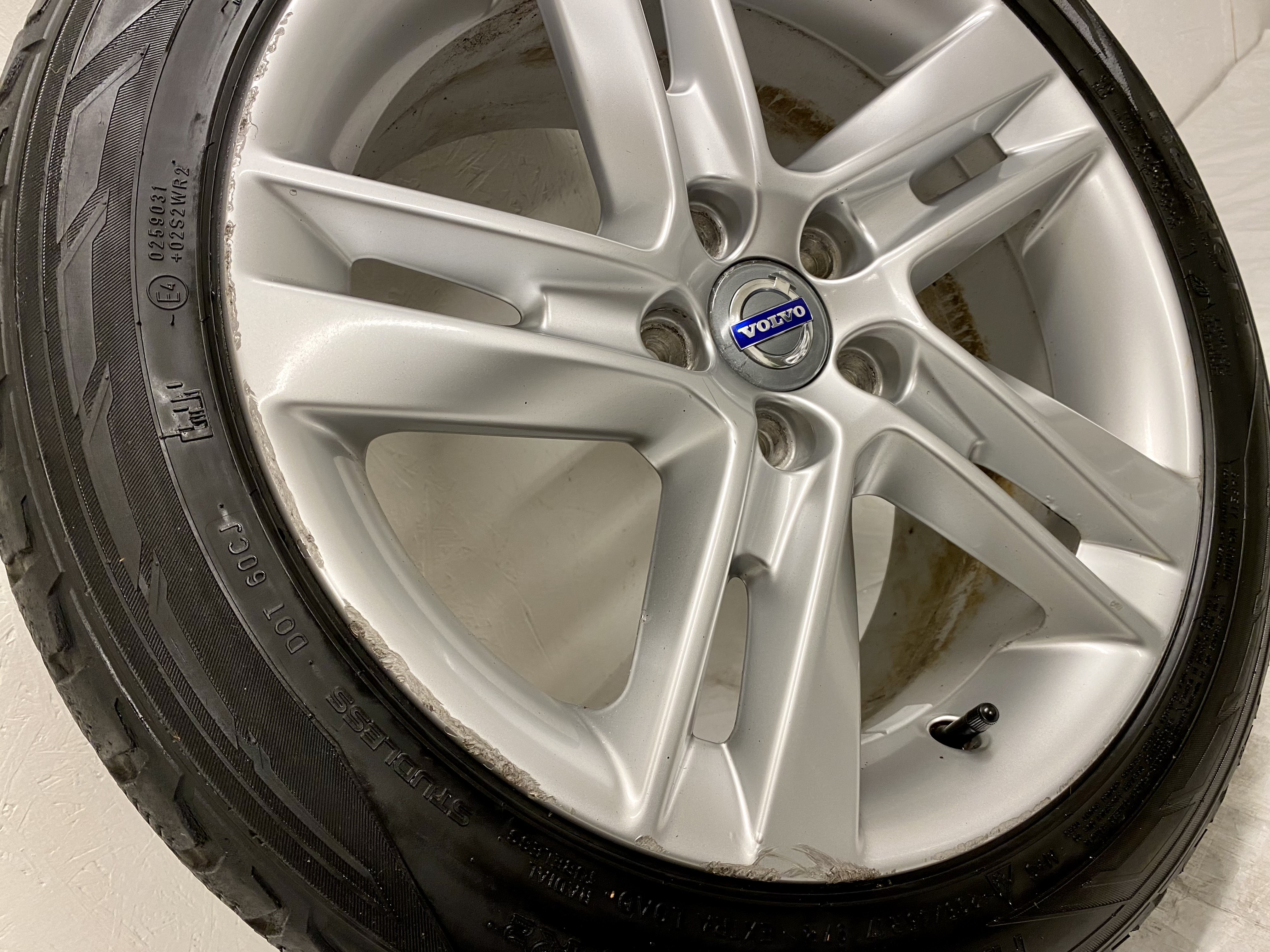 Kompletta Vinterhjul Friktion 4st | 17" VOLVO Sadia S60 V60 5x108 8x17 ET55 63.4 | 235/45 R17 97R Nokian Hakkapeliitta R2 | V25-2017 | 4|4|4|4 mm - OBS Däck behöver bytas - 5