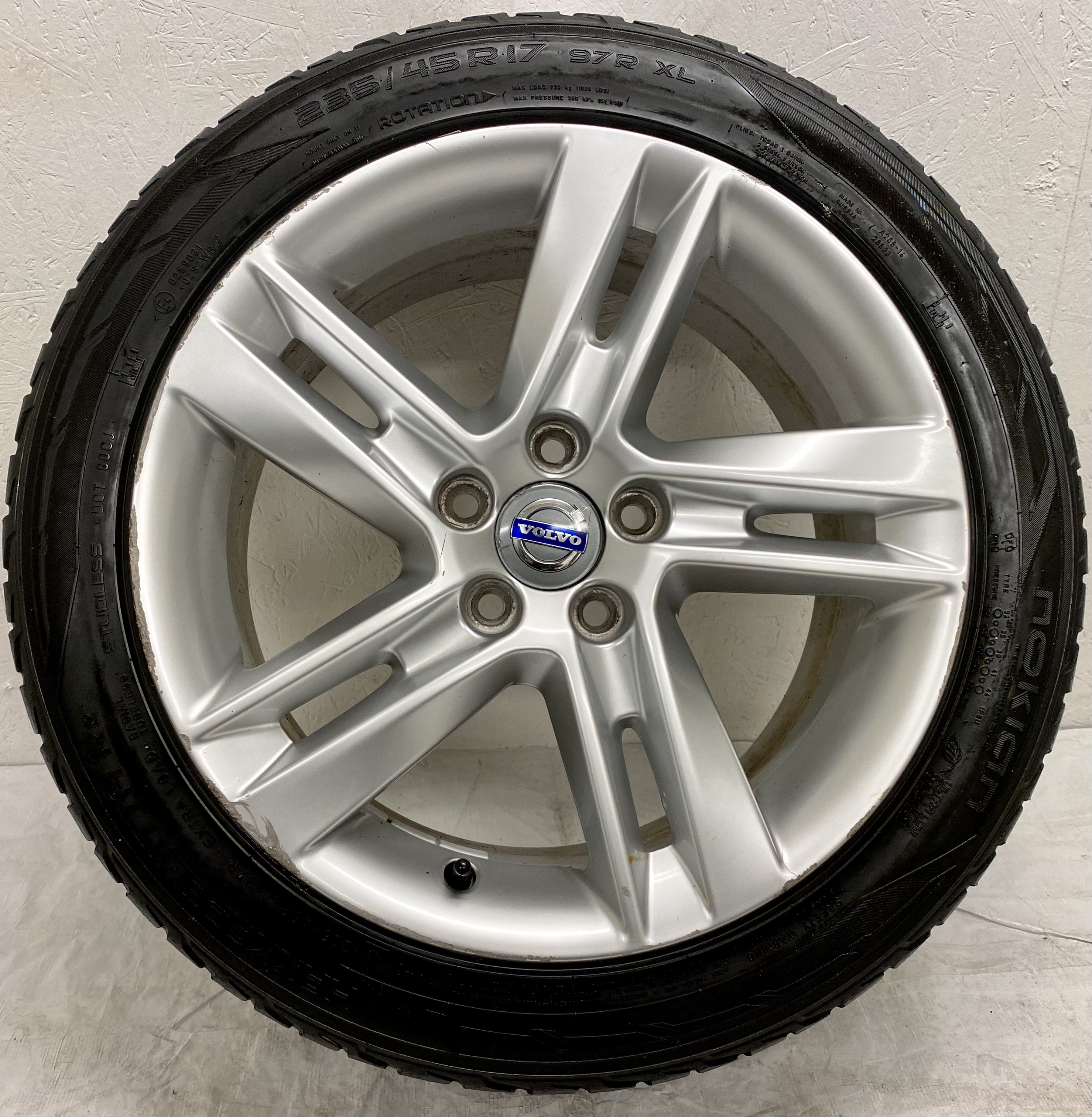 Kompletta Vinterhjul Friktion 4st | 17" VOLVO Sadia S60 V60 5x108 8x17 ET55 63.4 | 235/45 R17 97R Nokian Hakkapeliitta R2 | V25-2017 | 4|4|4|4 mm - OBS Däck behöver bytas - 4