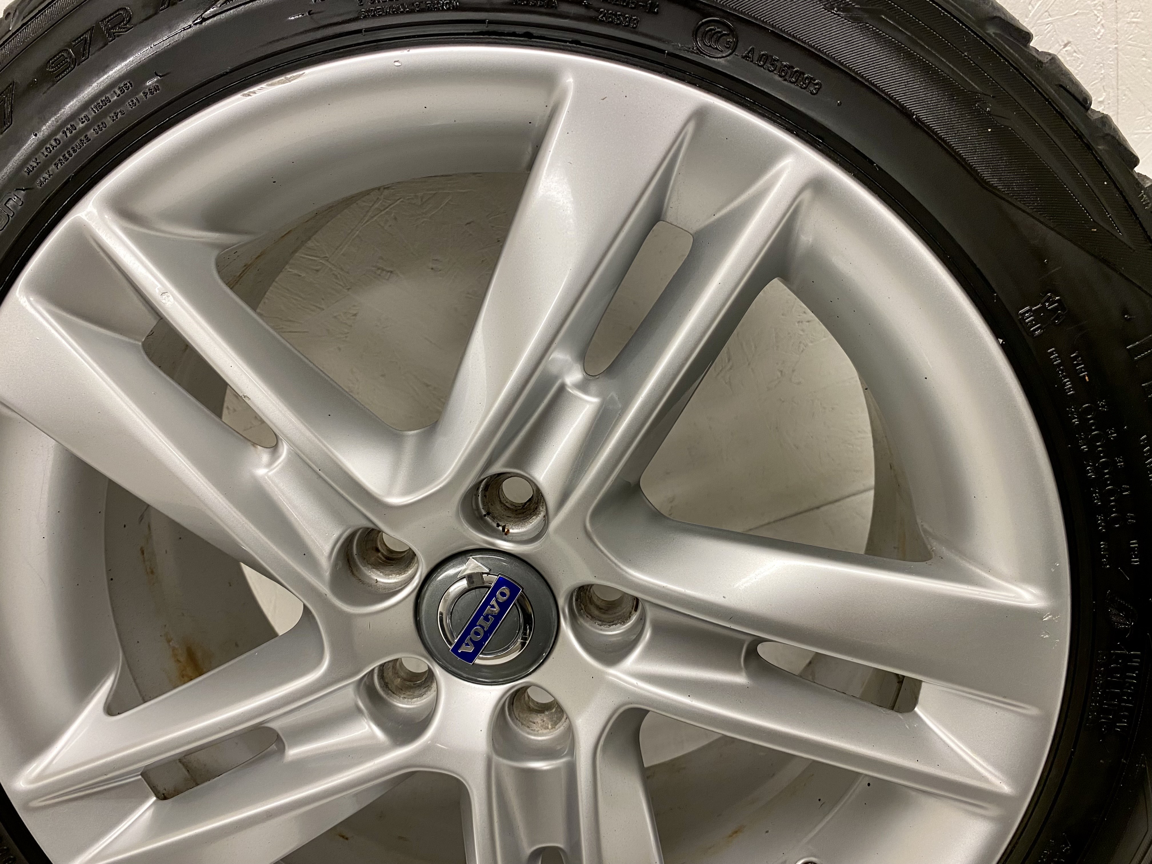 Kompletta Vinterhjul Friktion 4st | 17" VOLVO Sadia S60 V60 5x108 8x17 ET55 63.4 | 235/45 R17 97R Nokian Hakkapeliitta R2 | V25-2017 | 4|4|4|4 mm - OBS Däck behöver bytas - 12