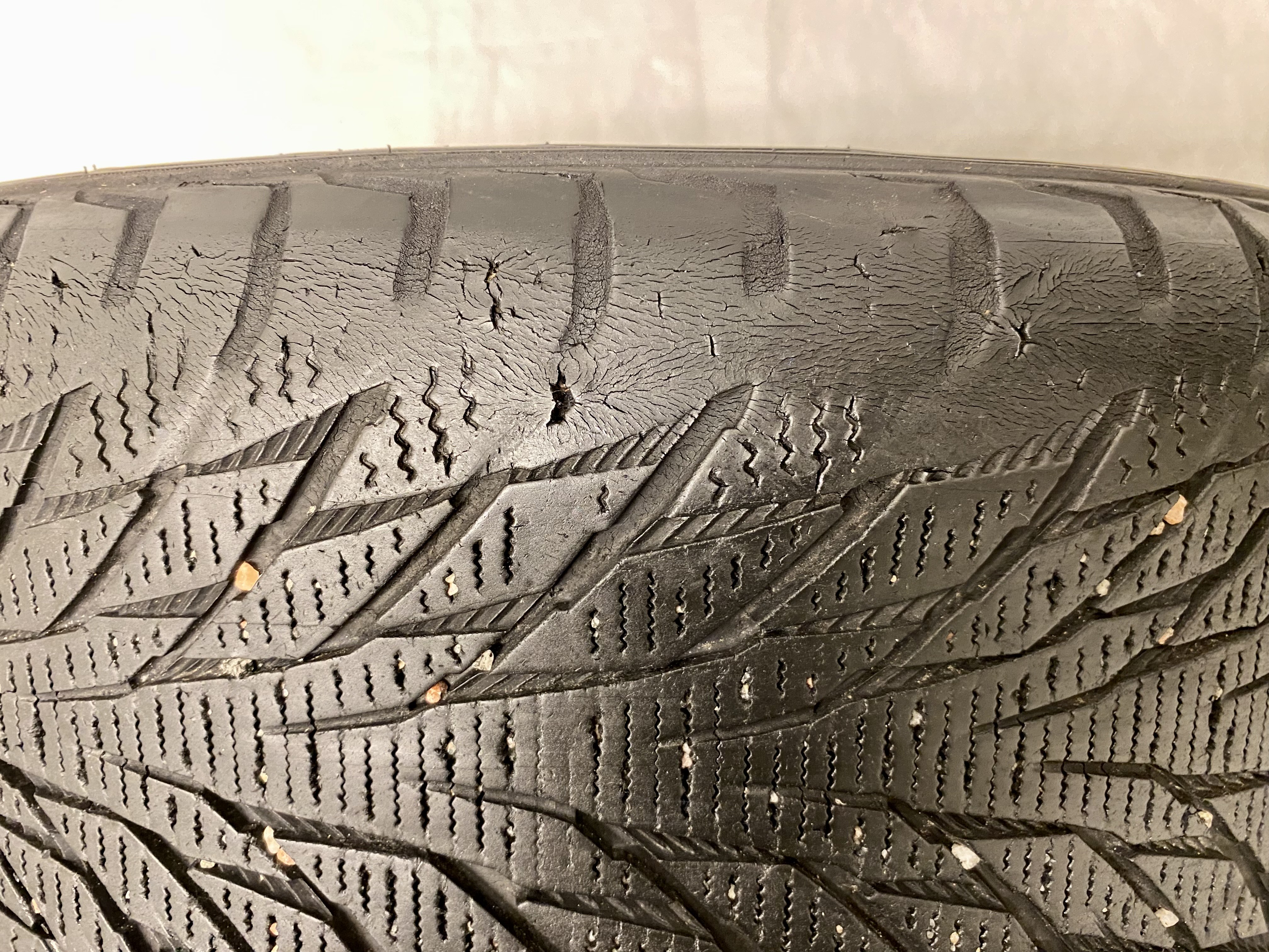 Kompletta Vinterhjul Friktion 4st | 17" VOLVO Sadia S60 V60 5x108 8x17 ET55 63.4 | 235/45 R17 97R Nokian Hakkapeliitta R2 | V25-2017 | 4|4|4|4 mm - OBS Däck behöver bytas - 8