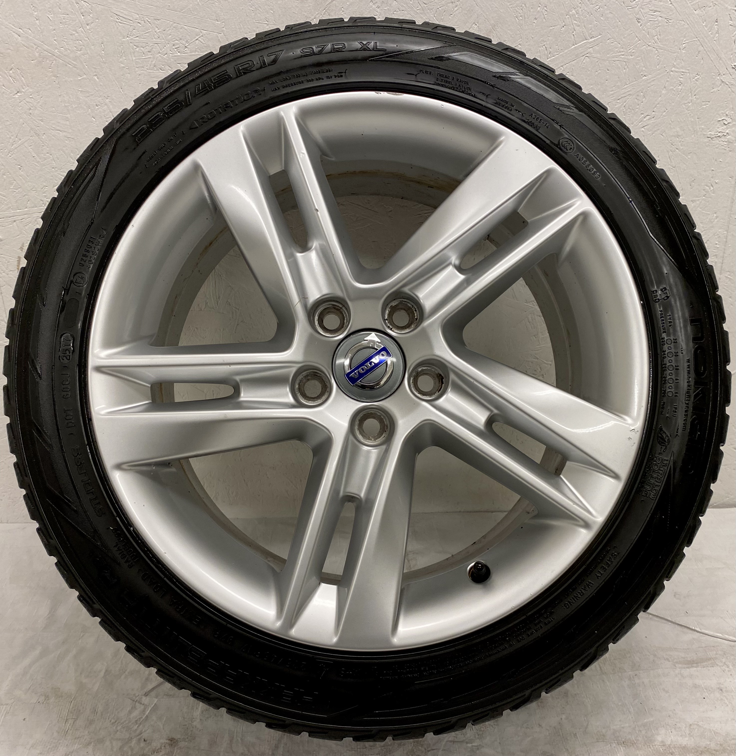 Kompletta Vinterhjul Friktion 4st | 17" VOLVO Sadia S60 V60 5x108 8x17 ET55 63.4 | 235/45 R17 97R Nokian Hakkapeliitta R2 | V25-2017 | 4|4|4|4 mm - OBS Däck behöver bytas - 11