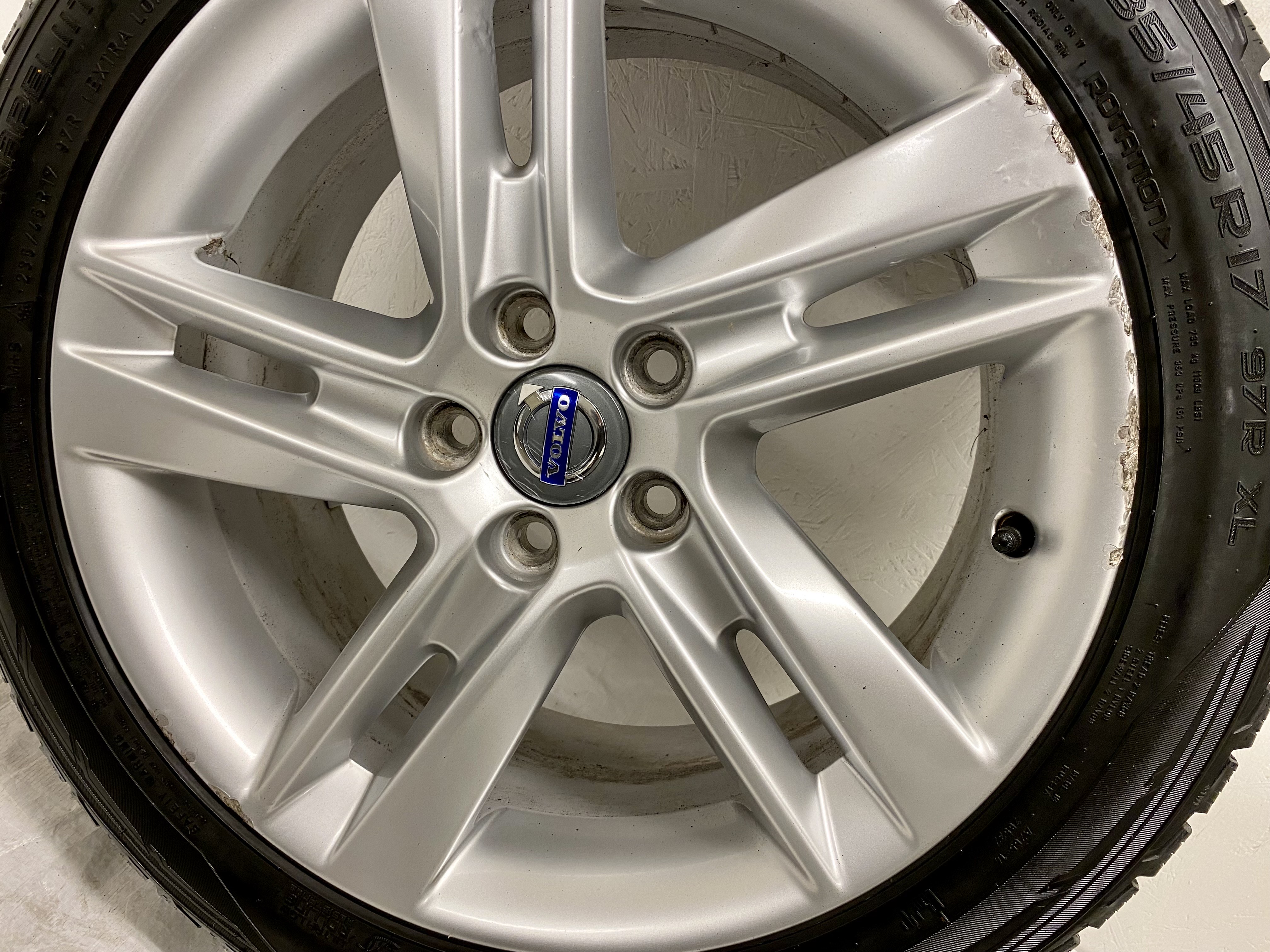 Kompletta Vinterhjul Friktion 4st | 17" VOLVO Sadia S60 V60 5x108 8x17 ET55 63.4 | 235/45 R17 97R Nokian Hakkapeliitta R2 | V25-2017 | 4|4|4|4 mm - OBS Däck behöver bytas - 10