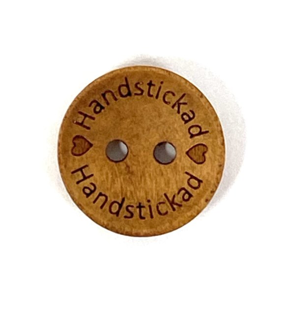 Träknapp med texten Handstickad 18 mm ljusbrun