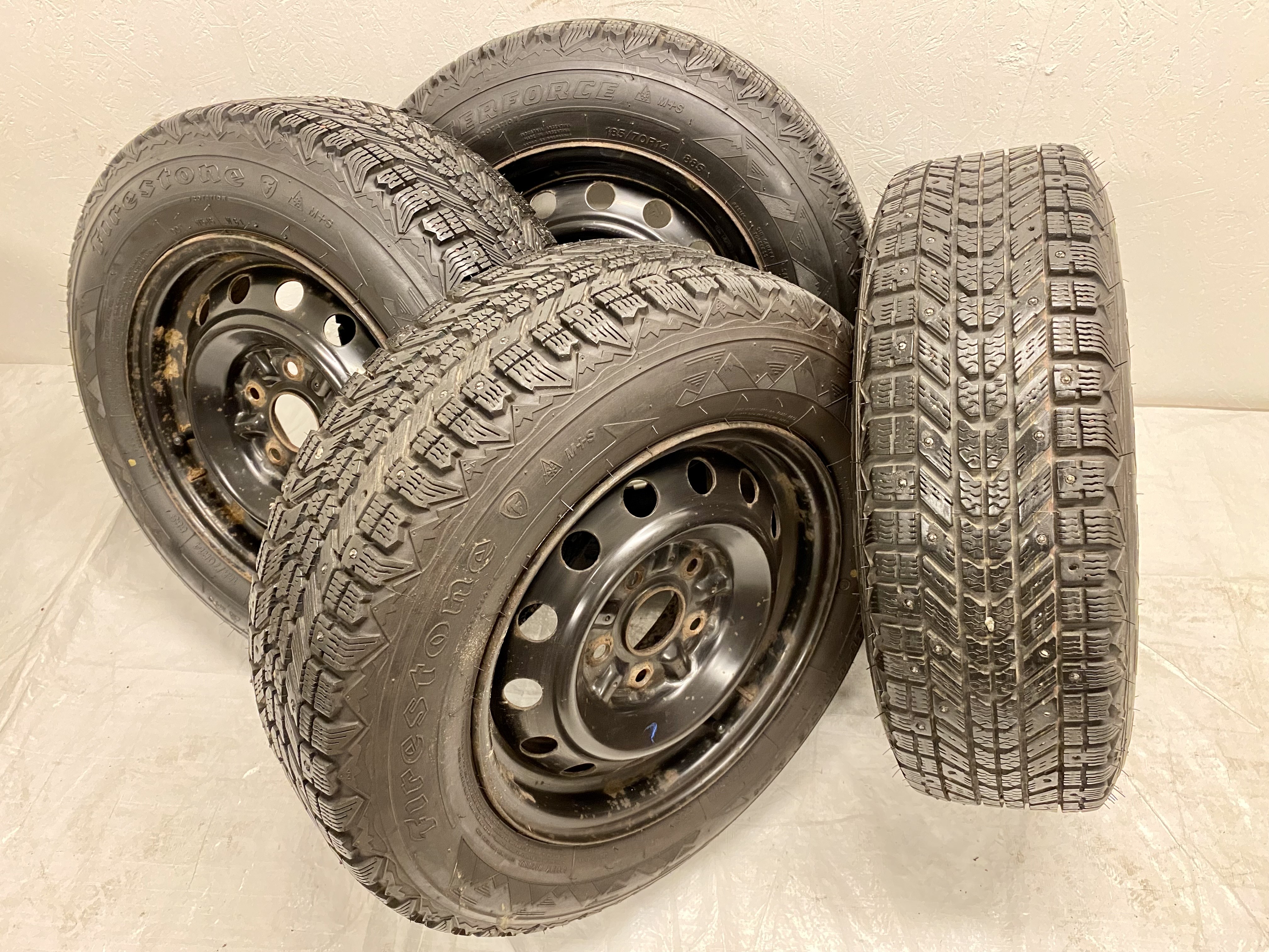 Kompletta Vinterhjul DUBB | 14" Plåtfälgar 5x114.3 6x14 ET?? 60.1 | 185/70 R14 88S Firestone Winter Force | V19-2012 | 7|7|8|8 mm