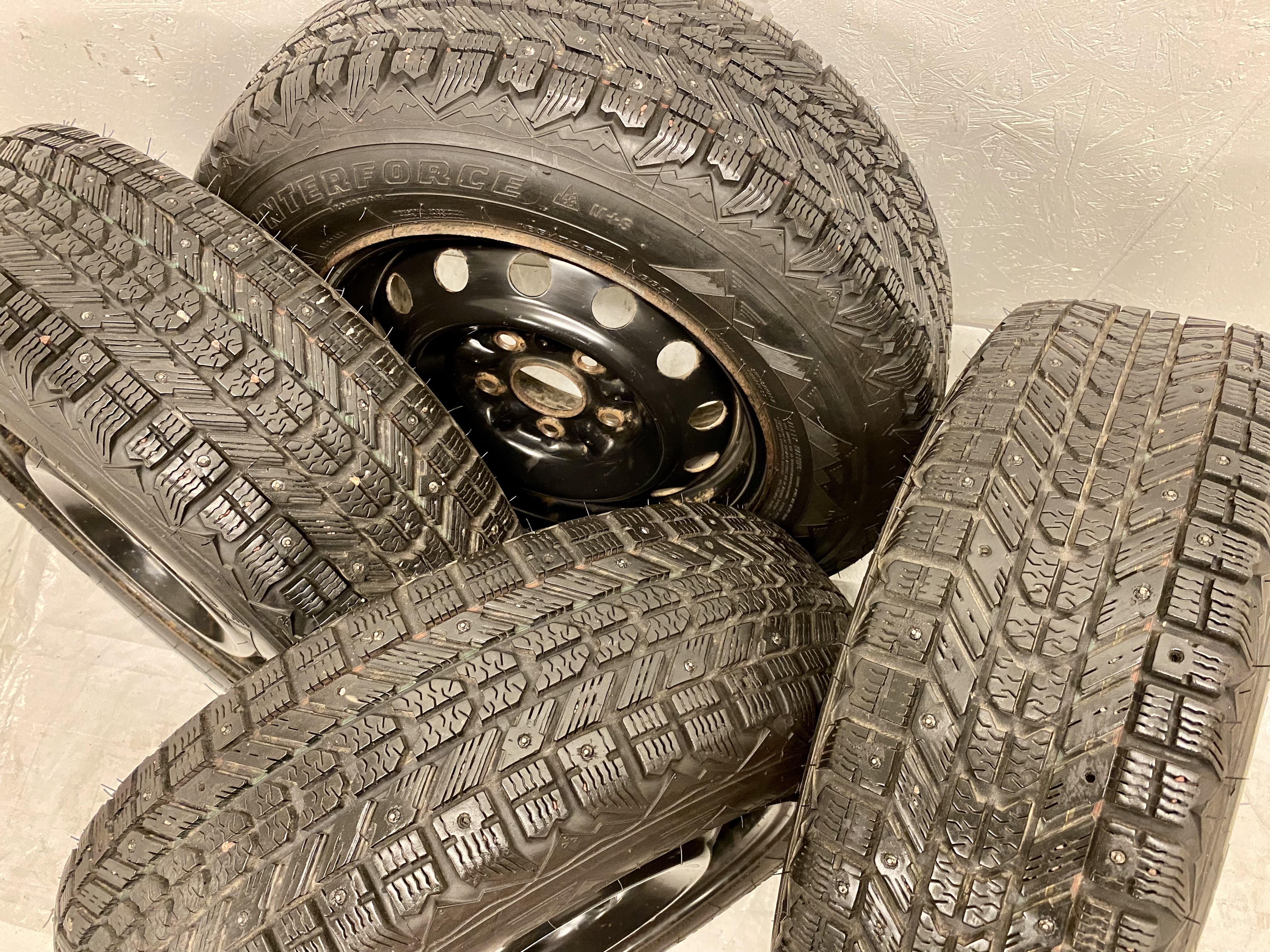 Kompletta Vinterhjul DUBB | 14" Plåtfälgar 5x114.3 6x14 ET?? 60.1 | 185/70 R14 88S Firestone Winter Force | V19-2012 | 7|7|8|8 mm - 2