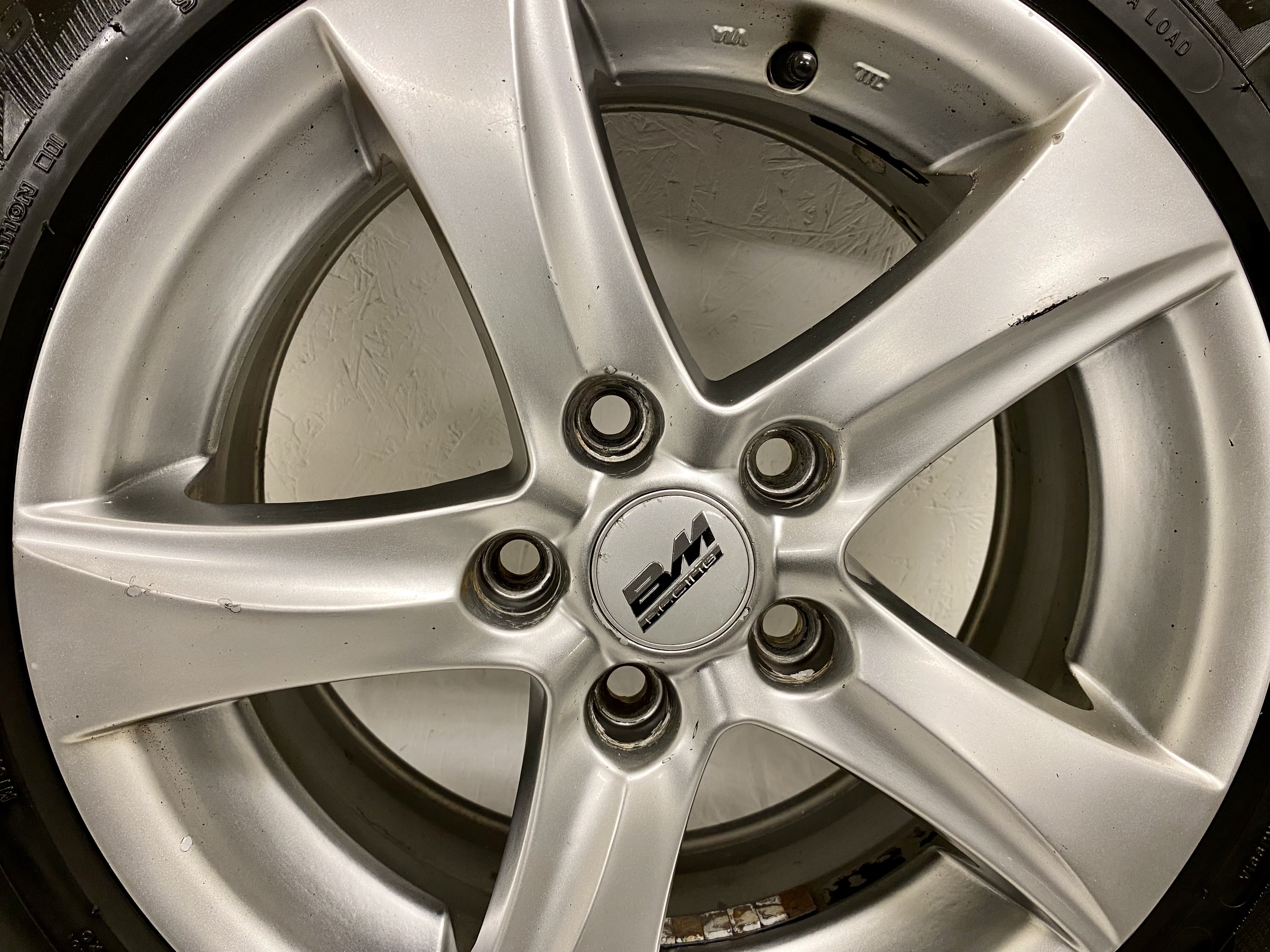 Kompletta Vinterhjul DUBB | 16" BM Racing 5x114.3 7x16 ET45 73.1 | 2 st 205/55 R16 94T XL Michelin X-Ice Nort 4 | V16-2018 | 6|6 mm Bra Dubb + 2 st 205/55 R16 94T XL Michelin X-Ice Nort 3 | V31-2016 | 5|5 mm Slitna Dubb - 6