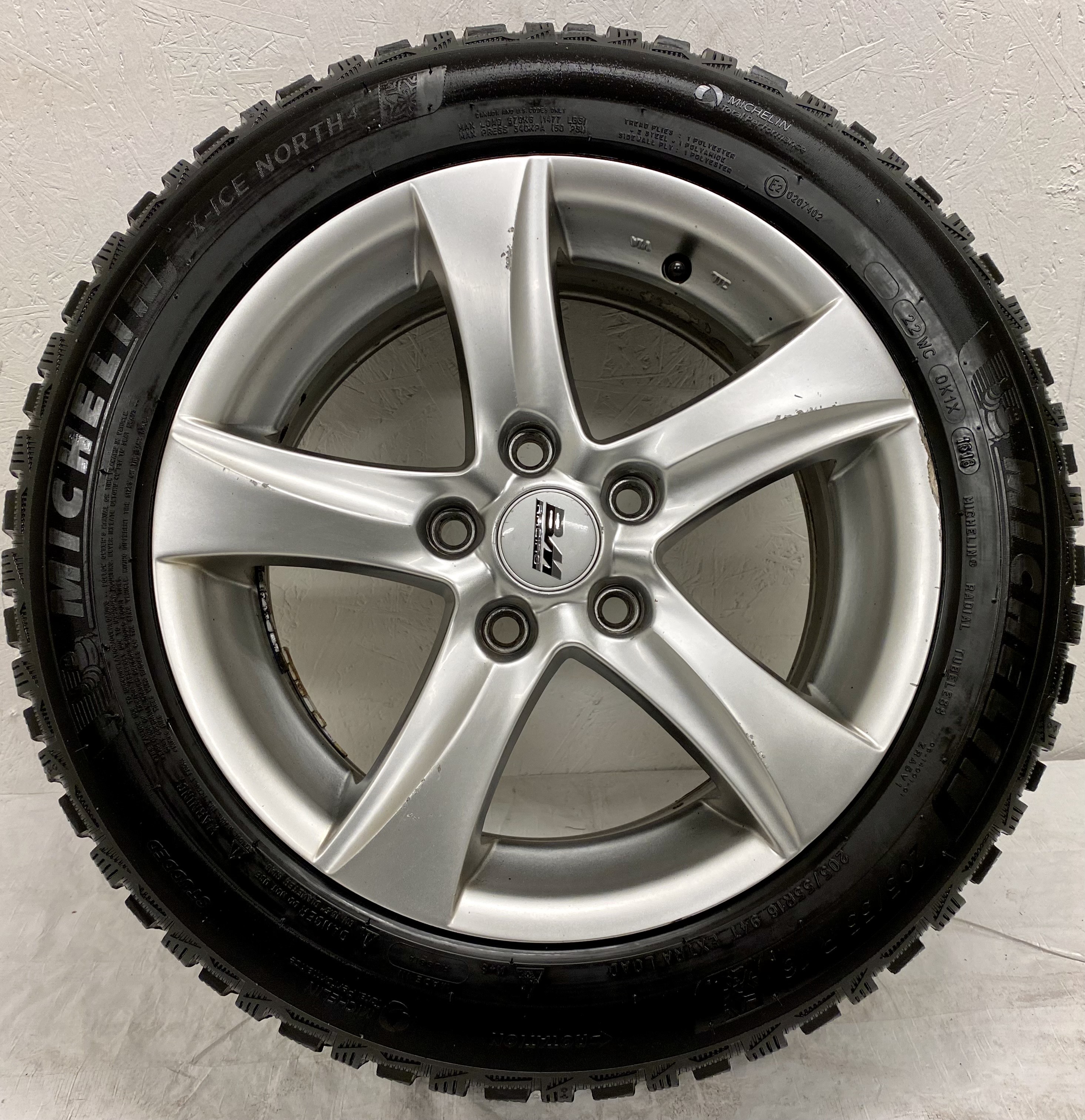 Kompletta Vinterhjul DUBB | 16" BM Racing 5x114.3 7x16 ET45 73.1 | 2 st 205/55 R16 94T XL Michelin X-Ice Nort 4 | V16-2018 | 6|6 mm Bra Dubb + 2 st 205/55 R16 94T XL Michelin X-Ice Nort 3 | V31-2016 | 5|5 mm Slitna Dubb - 10