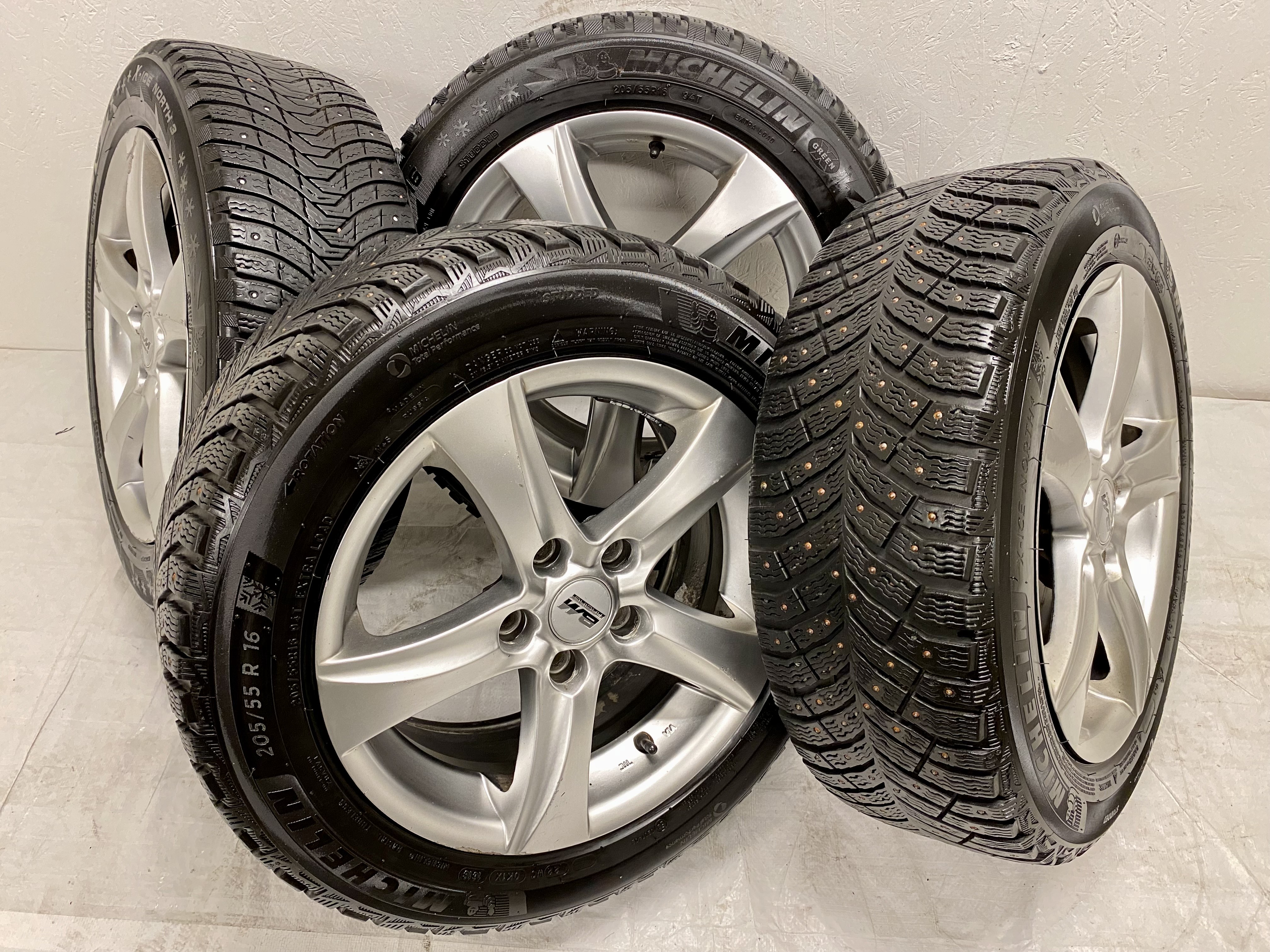 Kompletta Vinterhjul DUBB | 16" BM Racing 5x114.3 7x16 ET45 73.1 | 2 st 205/55 R16 94T XL Michelin X-Ice Nort 4 | V16-2018 | 6|6 mm Bra Dubb + 2 st 205/55 R16 94T XL Michelin X-Ice Nort 3 | V31-2016 | 5|5 mm Slitna Dubb