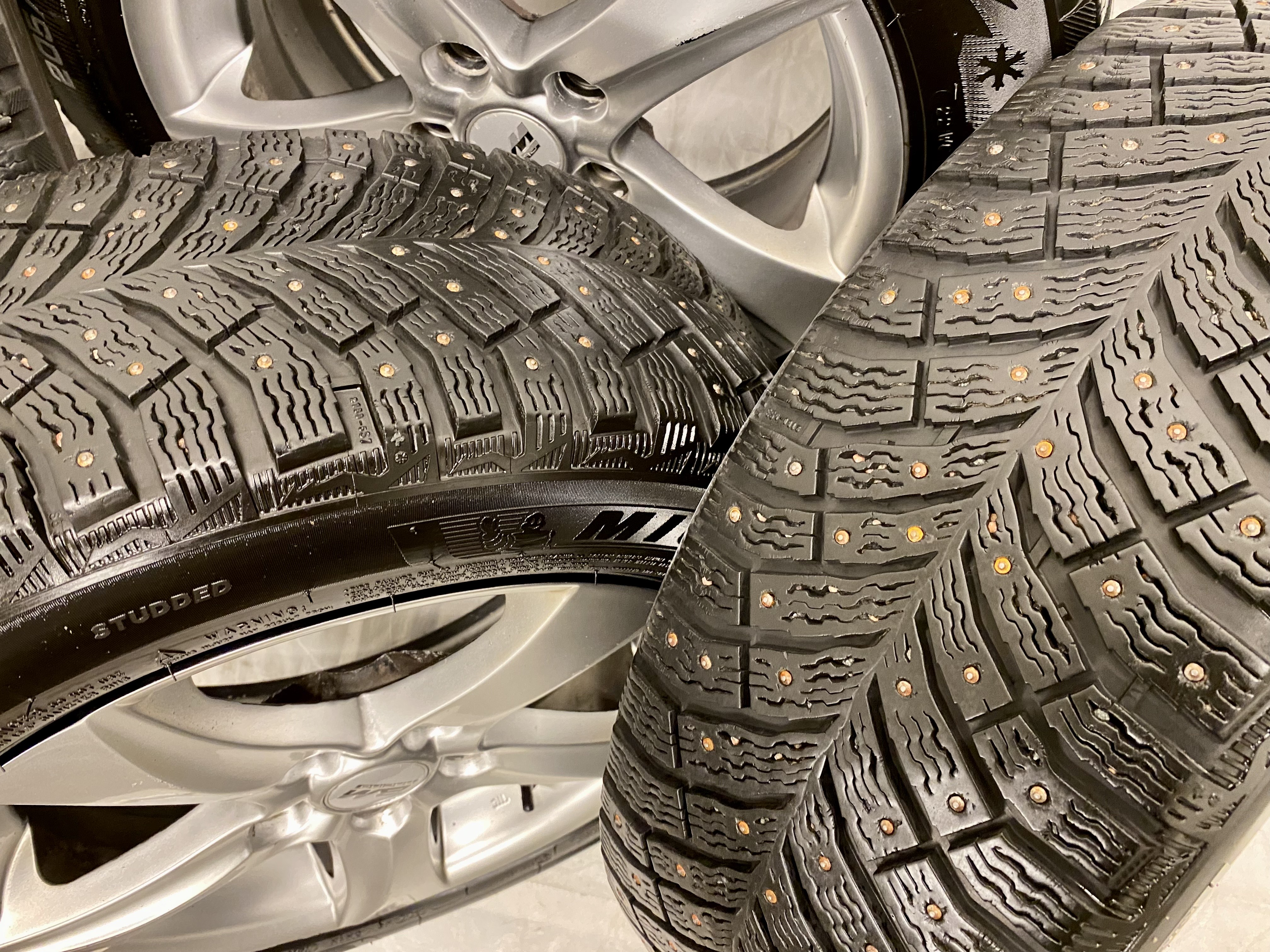 Kompletta Vinterhjul DUBB | 16" BM Racing 5x114.3 7x16 ET45 73.1 | 2 st 205/55 R16 94T XL Michelin X-Ice Nort 4 | V16-2018 | 6|6 mm Bra Dubb + 2 st 205/55 R16 94T XL Michelin X-Ice Nort 3 | V31-2016 | 5|5 mm Slitna Dubb - 4
