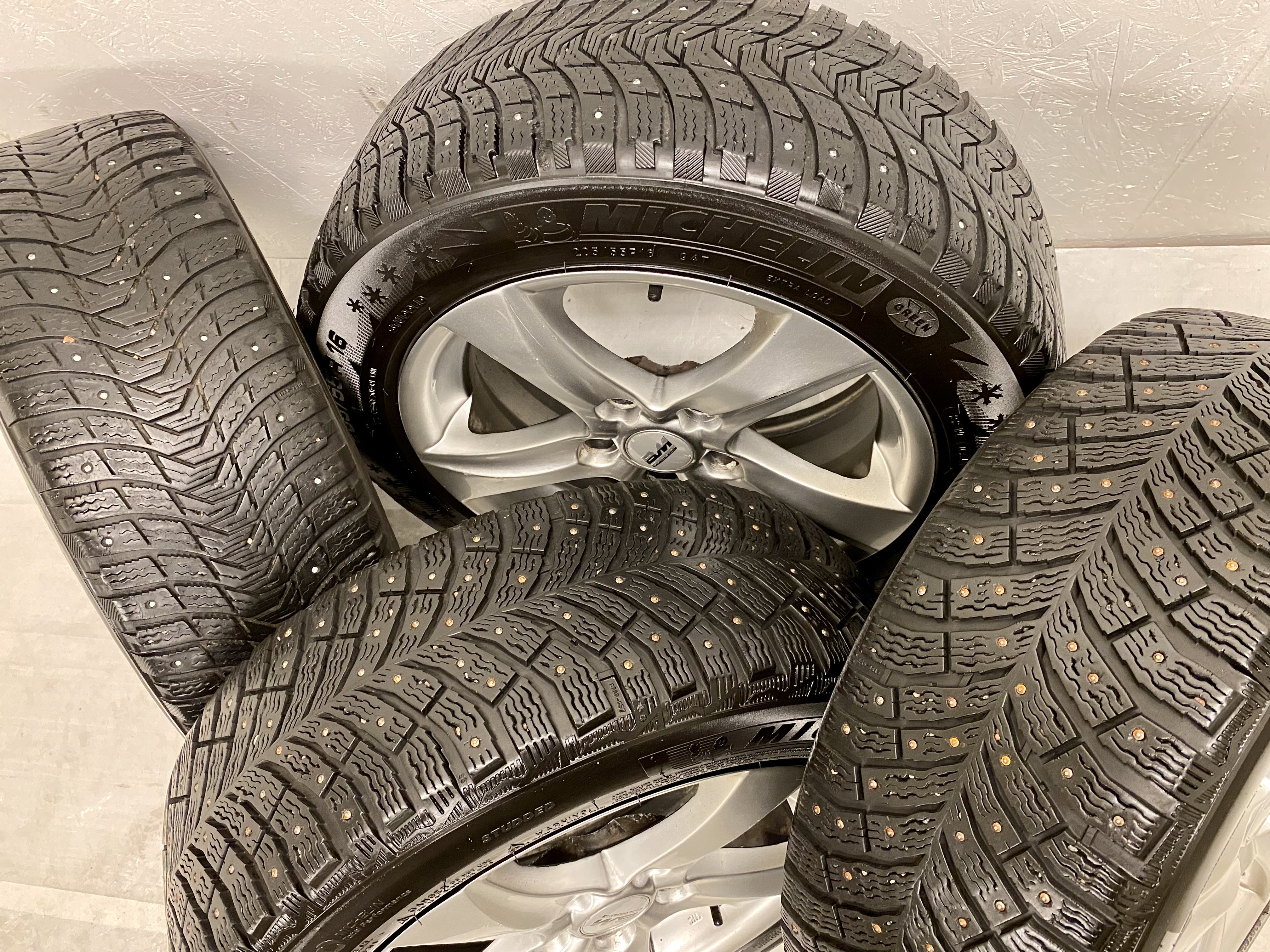 Kompletta Vinterhjul DUBB | 16" BM Racing 5x114.3 7x16 ET45 73.1 | 2 st 205/55 R16 94T XL Michelin X-Ice Nort 4 | V16-2018 | 6|6 mm Bra Dubb + 2 st 205/55 R16 94T XL Michelin X-Ice Nort 3 | V31-2016 | 5|5 mm Slitna Dubb - 2