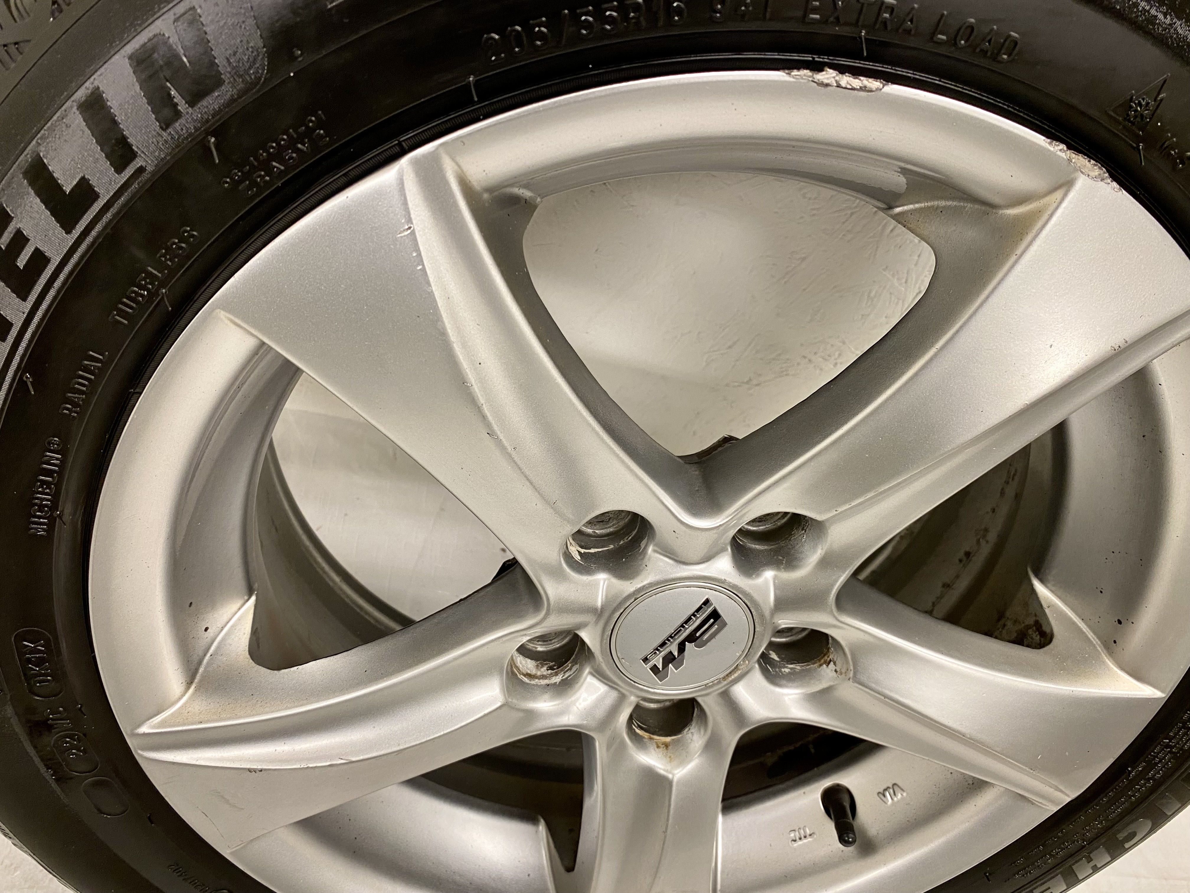 Kompletta Vinterhjul DUBB | 16" BM Racing 5x114.3 7x16 ET45 73.1 | 2 st 205/55 R16 94T XL Michelin X-Ice Nort 4 | V16-2018 | 6|6 mm Bra Dubb + 2 st 205/55 R16 94T XL Michelin X-Ice Nort 3 | V31-2016 | 5|5 mm Slitna Dubb - 13