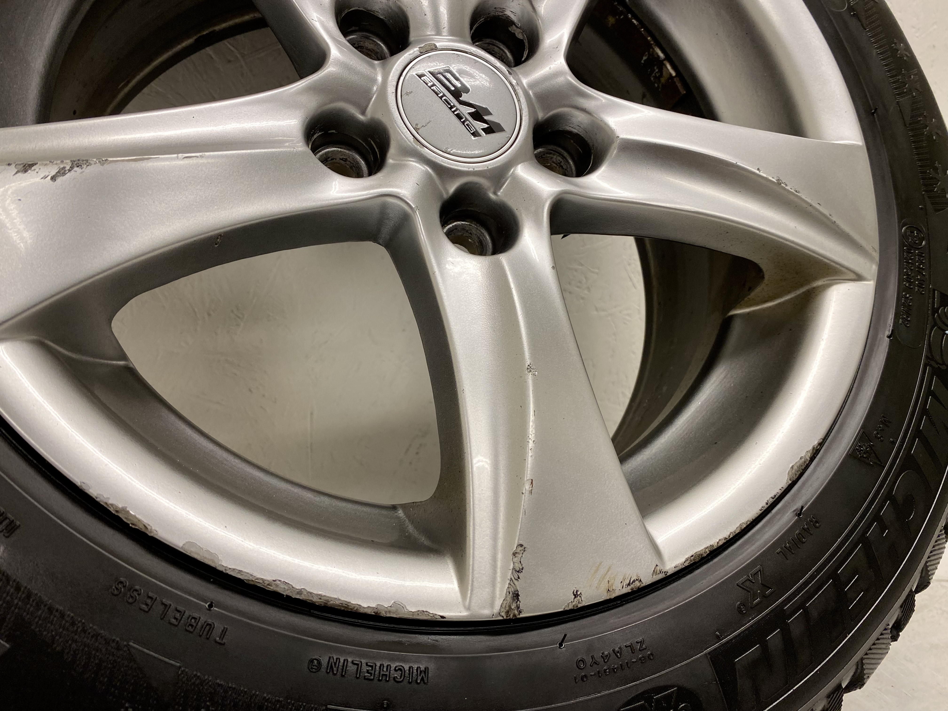 Kompletta Vinterhjul DUBB | 16" BM Racing 5x114.3 7x16 ET45 73.1 | 2 st 205/55 R16 94T XL Michelin X-Ice Nort 4 | V16-2018 | 6|6 mm Bra Dubb + 2 st 205/55 R16 94T XL Michelin X-Ice Nort 3 | V31-2016 | 5|5 mm Slitna Dubb - 9
