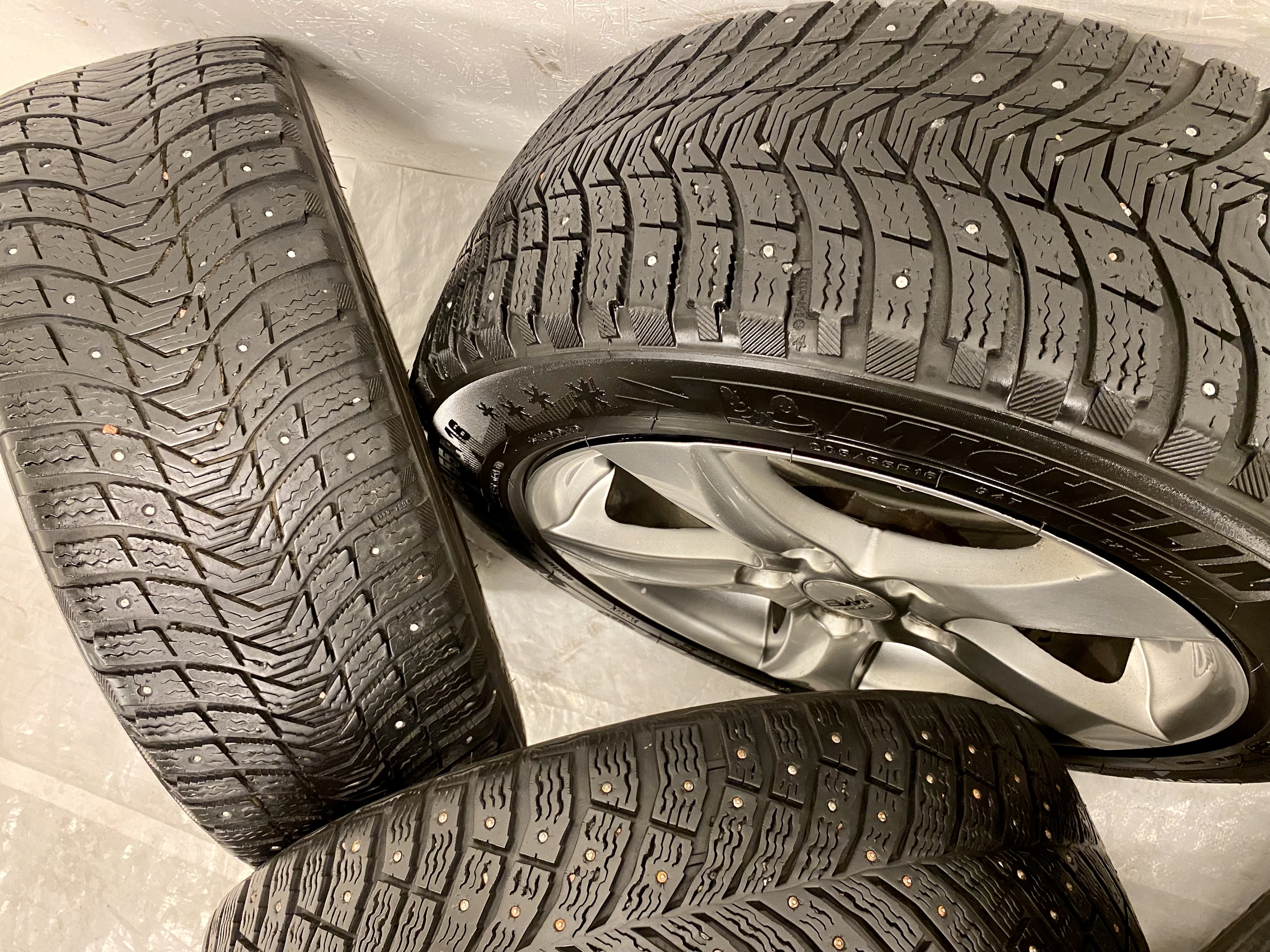 Kompletta Vinterhjul DUBB | 16" BM Racing 5x114.3 7x16 ET45 73.1 | 2 st 205/55 R16 94T XL Michelin X-Ice Nort 4 | V16-2018 | 6|6 mm Bra Dubb + 2 st 205/55 R16 94T XL Michelin X-Ice Nort 3 | V31-2016 | 5|5 mm Slitna Dubb - 3