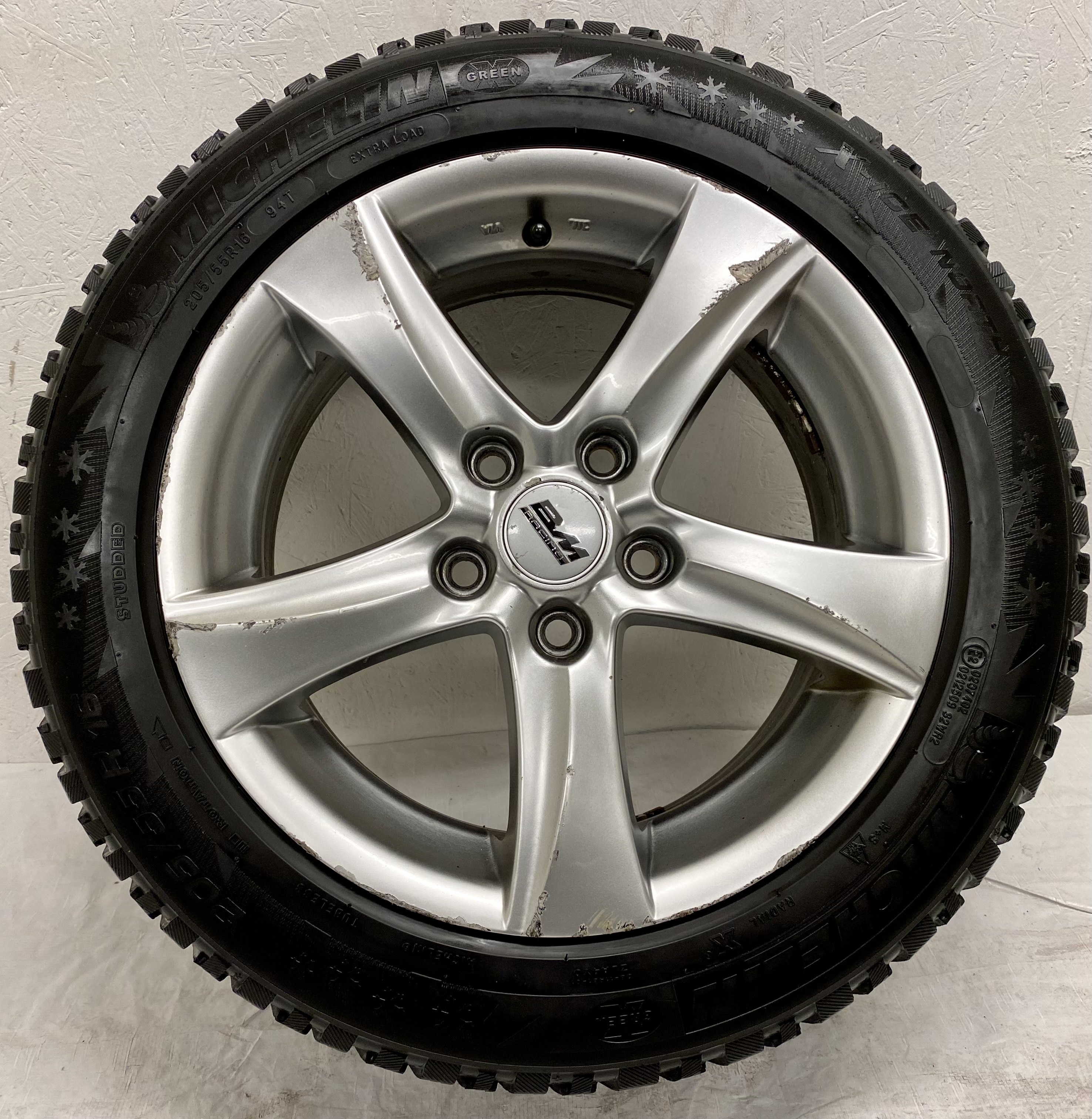 Kompletta Vinterhjul DUBB | 16" BM Racing 5x114.3 7x16 ET45 73.1 | 2 st 205/55 R16 94T XL Michelin X-Ice Nort 4 | V16-2018 | 6|6 mm Bra Dubb + 2 st 205/55 R16 94T XL Michelin X-Ice Nort 3 | V31-2016 | 5|5 mm Slitna Dubb - 7