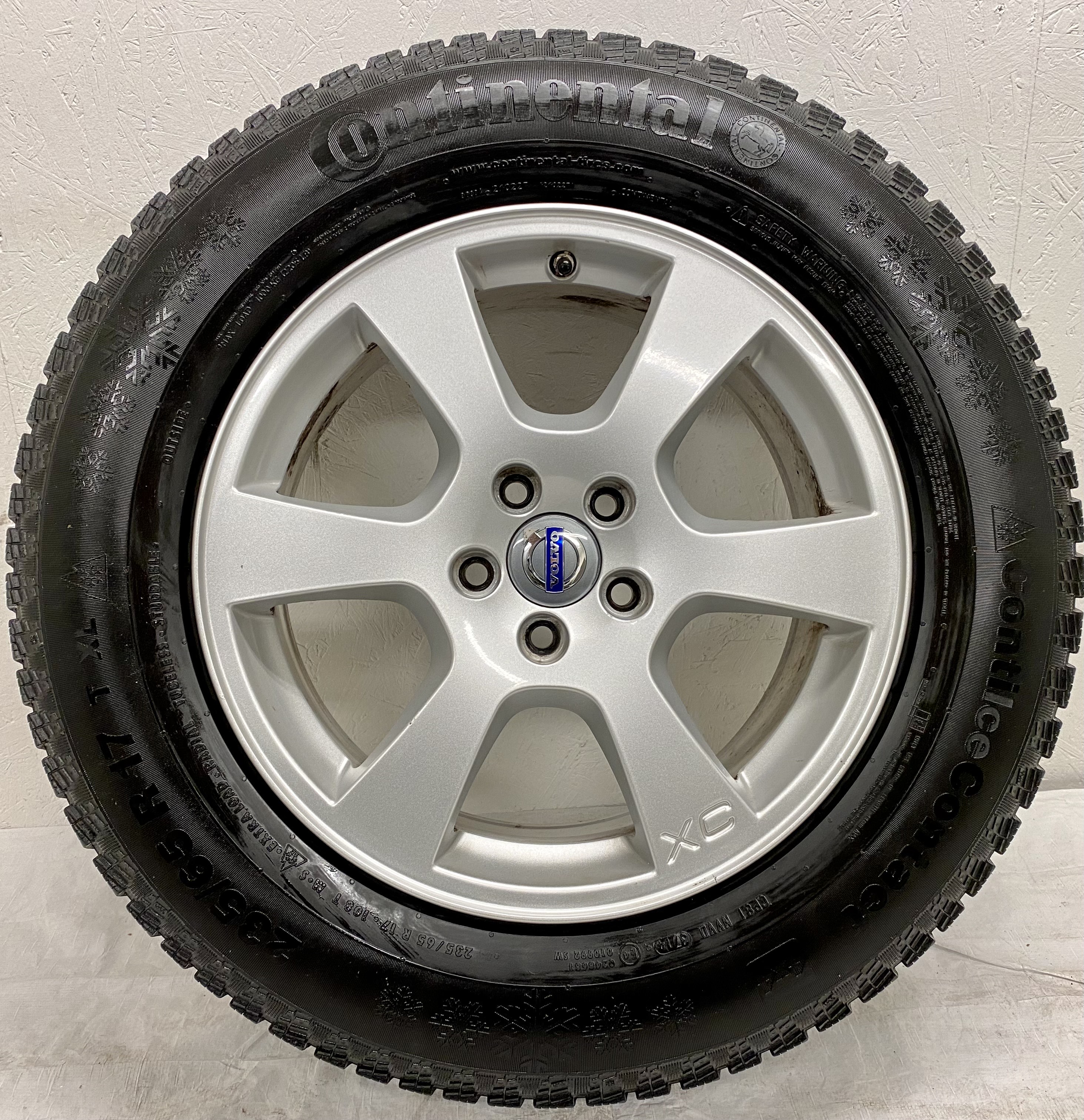 Kompletta Vinterhjul DUBB | 17" VOLVO SEGIN XC60 5x108 7.5x17 ET55 63.4 | 2 st 235/65 R17 108T XL Continental Ice Contact 2 SUV | V37-2015 | 5|5 mm Bra Dubb + 2 st 235/65 R17 108T XL Continental Conti Ice Contact 4x4 | V36-2014 | 4|4 mm Slitna Dubb - 5
