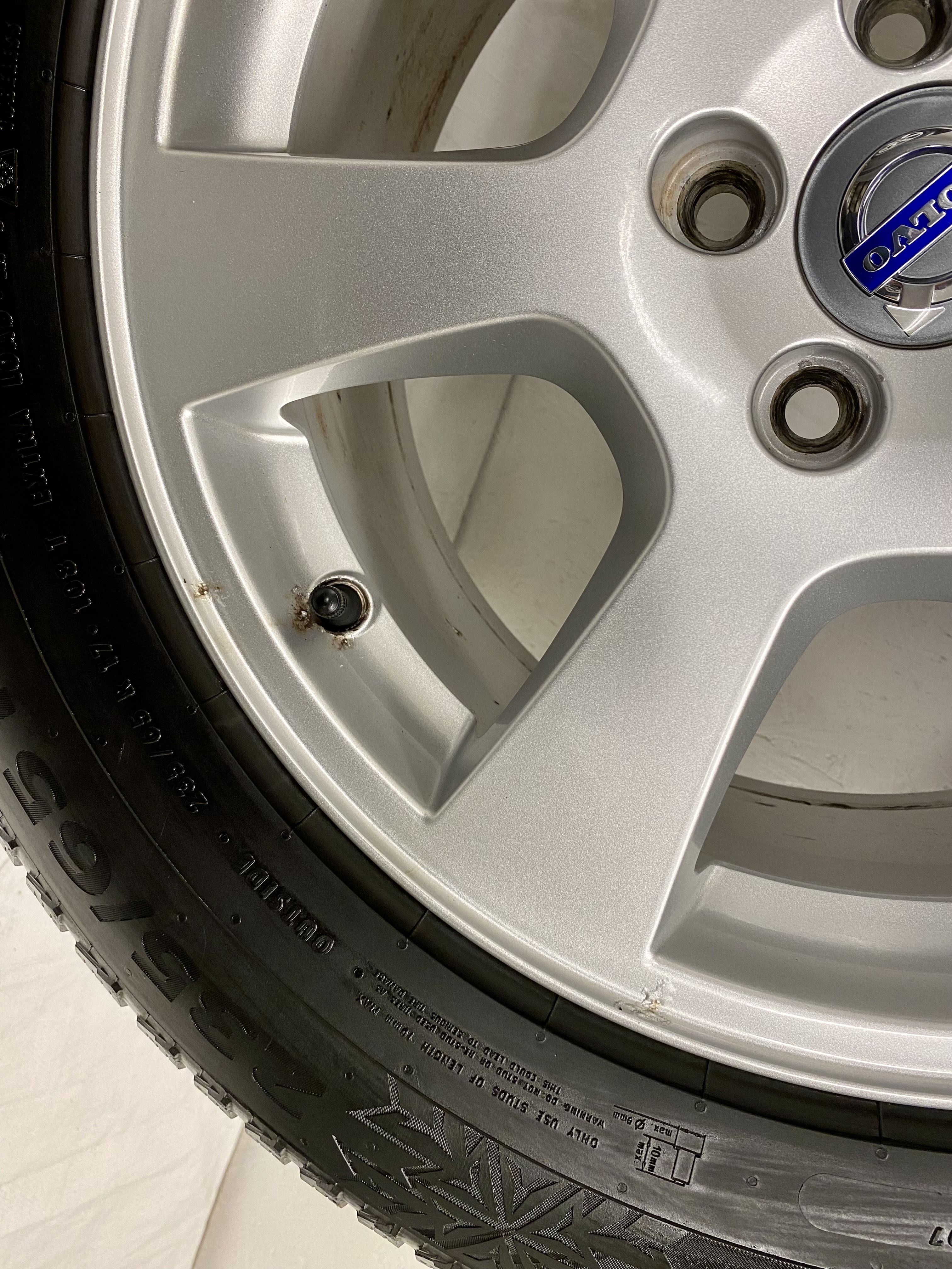 Kompletta Vinterhjul DUBB | 17" VOLVO SEGIN XC60 5x108 7.5x17 ET55 63.4 | 2 st 235/65 R17 108T XL Continental Ice Contact 2 SUV | V37-2015 | 5|5 mm Bra Dubb + 2 st 235/65 R17 108T XL Continental Conti Ice Contact 4x4 | V36-2014 | 4|4 mm Slitna Dubb - 7