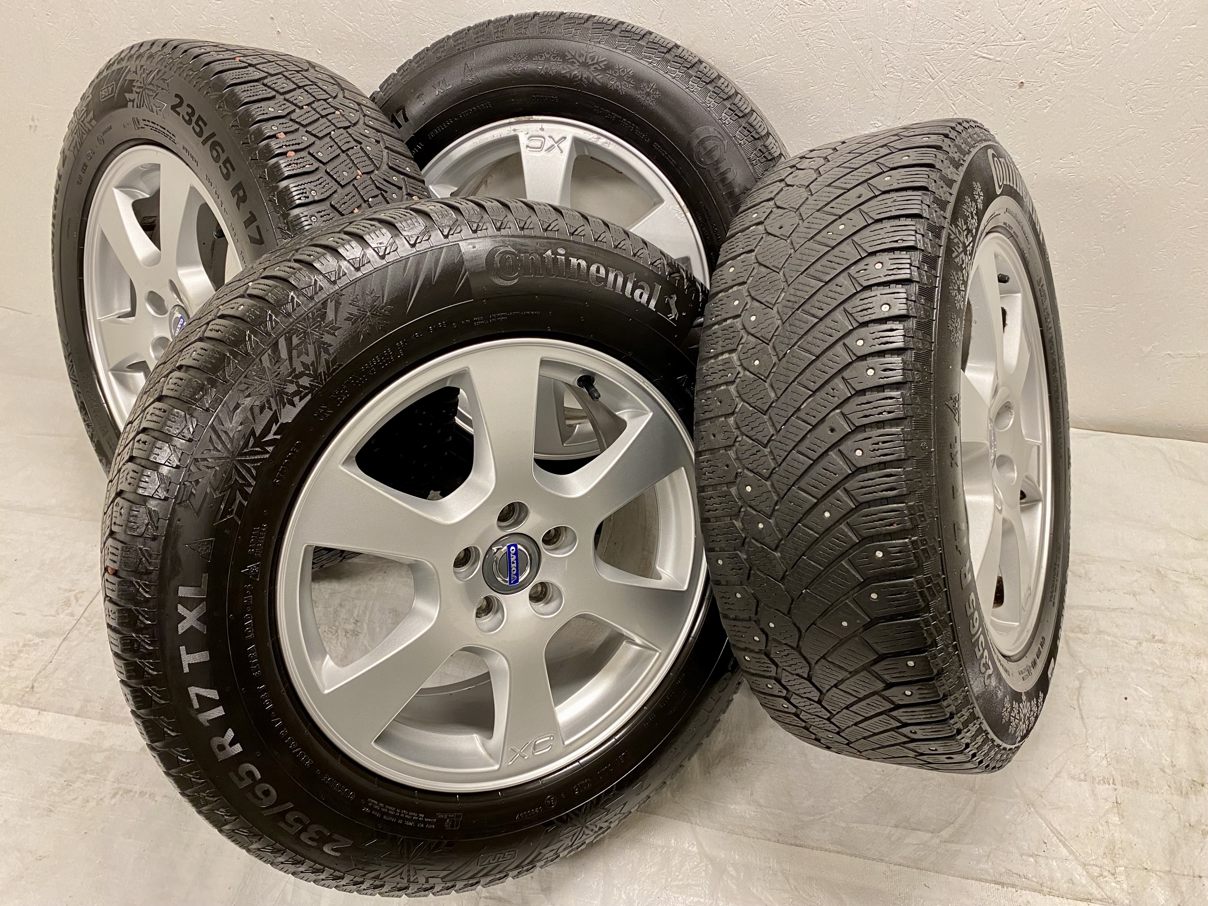 Kompletta Vinterhjul DUBB | 17" VOLVO SEGIN XC60 5x108 7.5x17 ET55 63.4 | 2 st 235/65 R17 108T XL Continental Ice Contact 2 SUV | V37-2015 | 5|5 mm Bra Dubb + 2 st 235/65 R17 108T XL Continental Conti Ice Contact 4x4 | V36-2014 | 4|4 mm Slitna Dubb